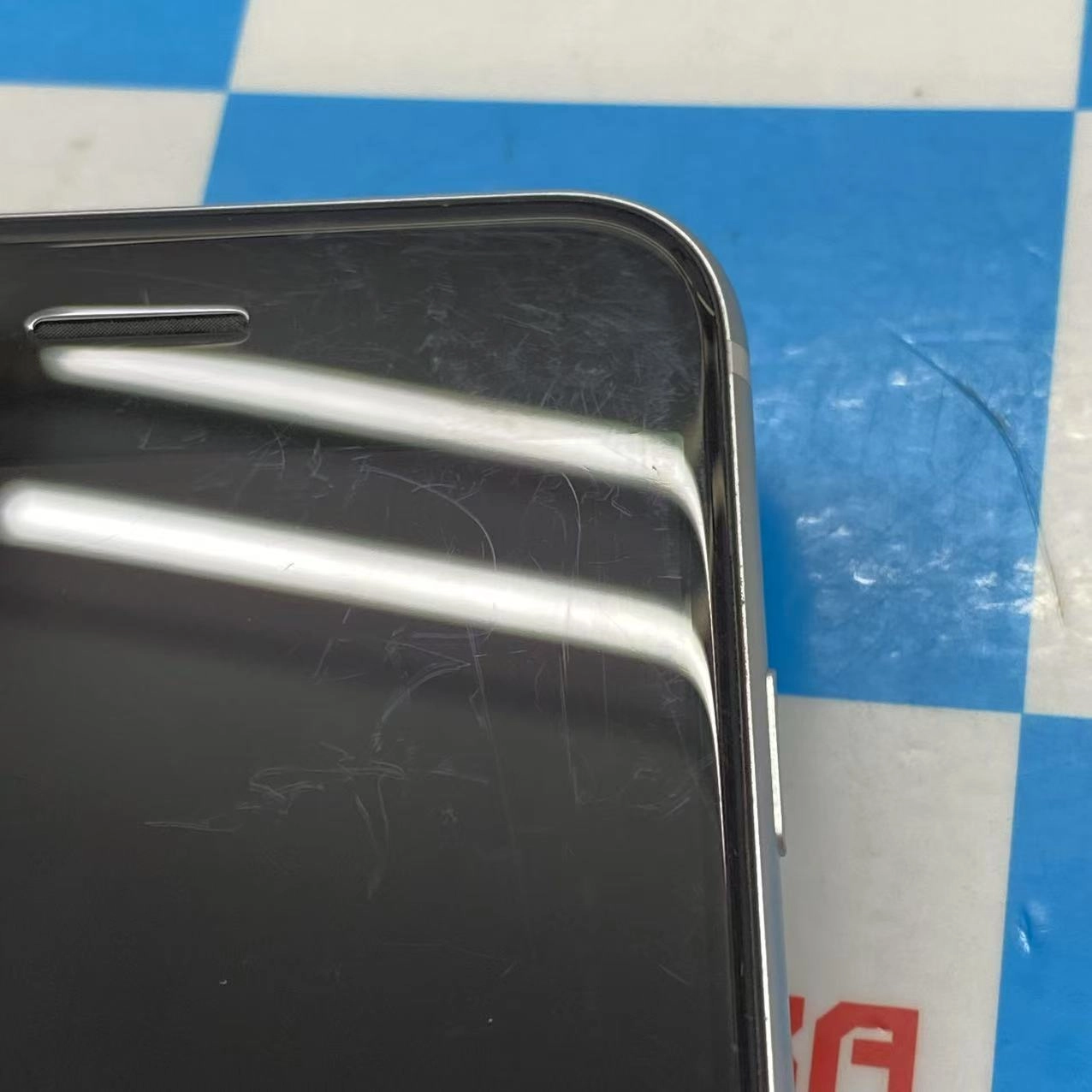 iPhoneSE 第2世代 64GB ホワイト MHGQ3J/A docomo版SIMフリー