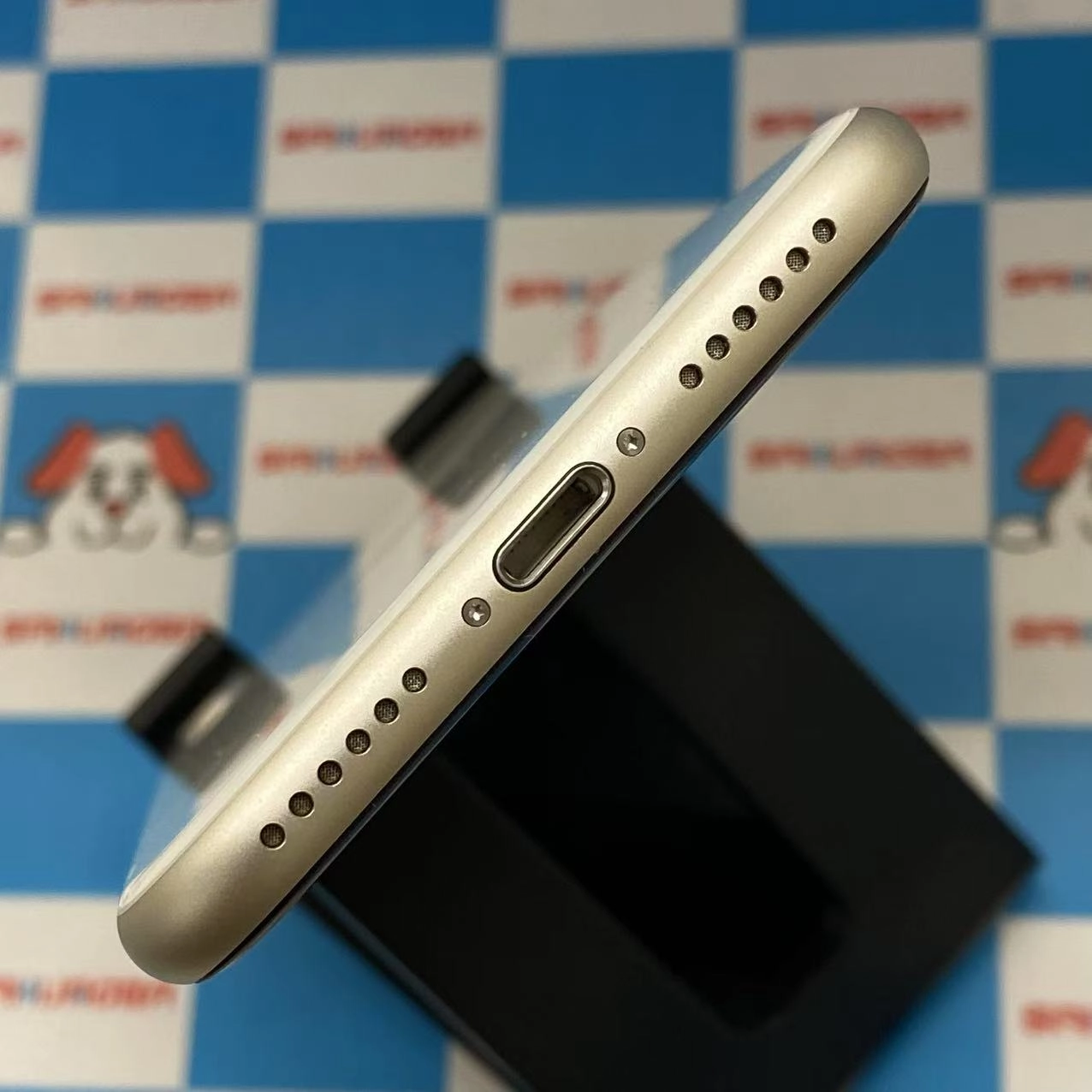 iPhoneSE 第3世代 64GB スターライト MMYD3J/A AU版SIMフリー 新品同様