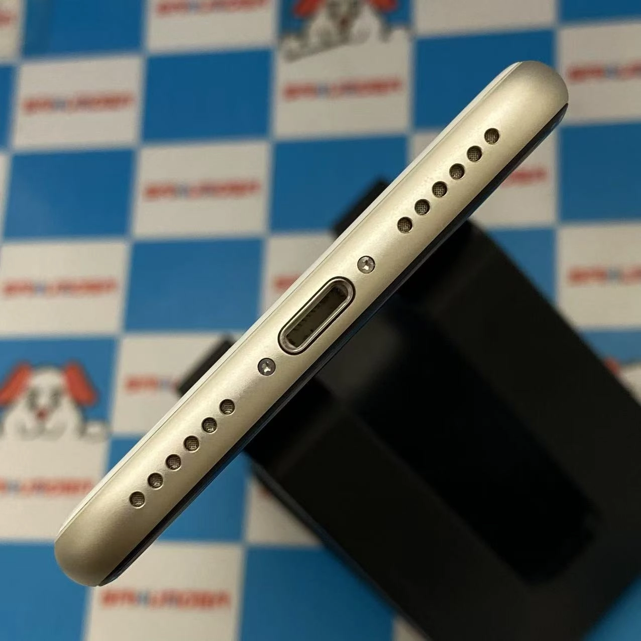 iPhoneSE 第3世代 64GB スターライト MMYD3J/A docomo版SIMフリー 新品同様