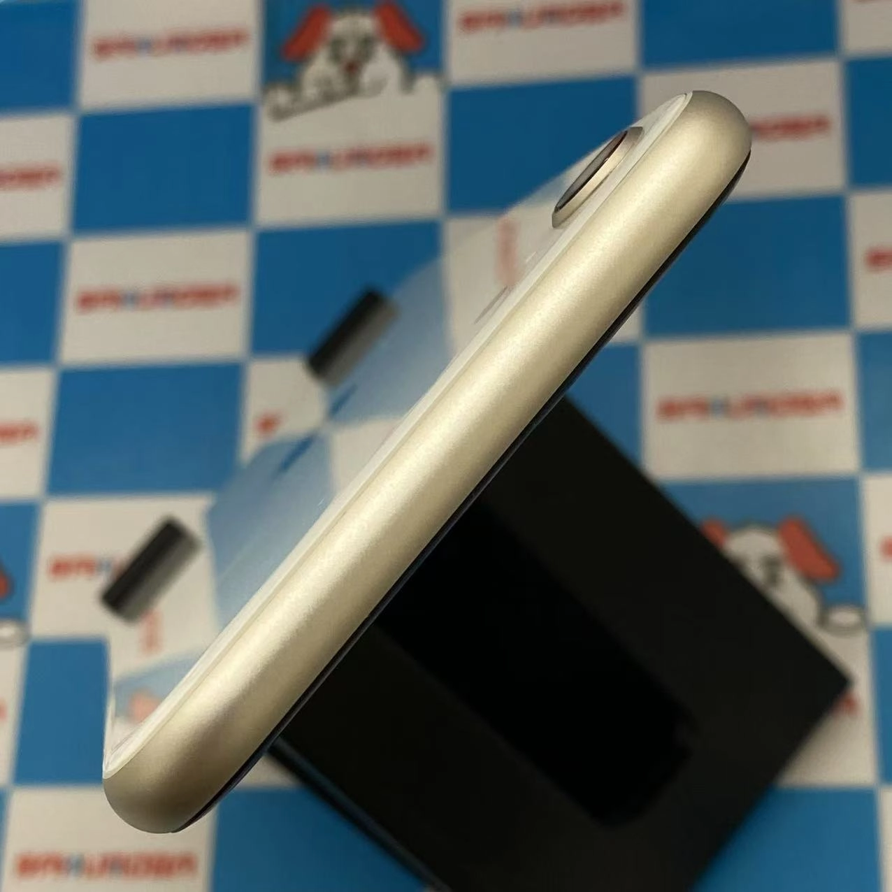 iPhoneSE 第3世代 64GB スターライト MMYD3J/A docomo版SIMフリー 新品同様