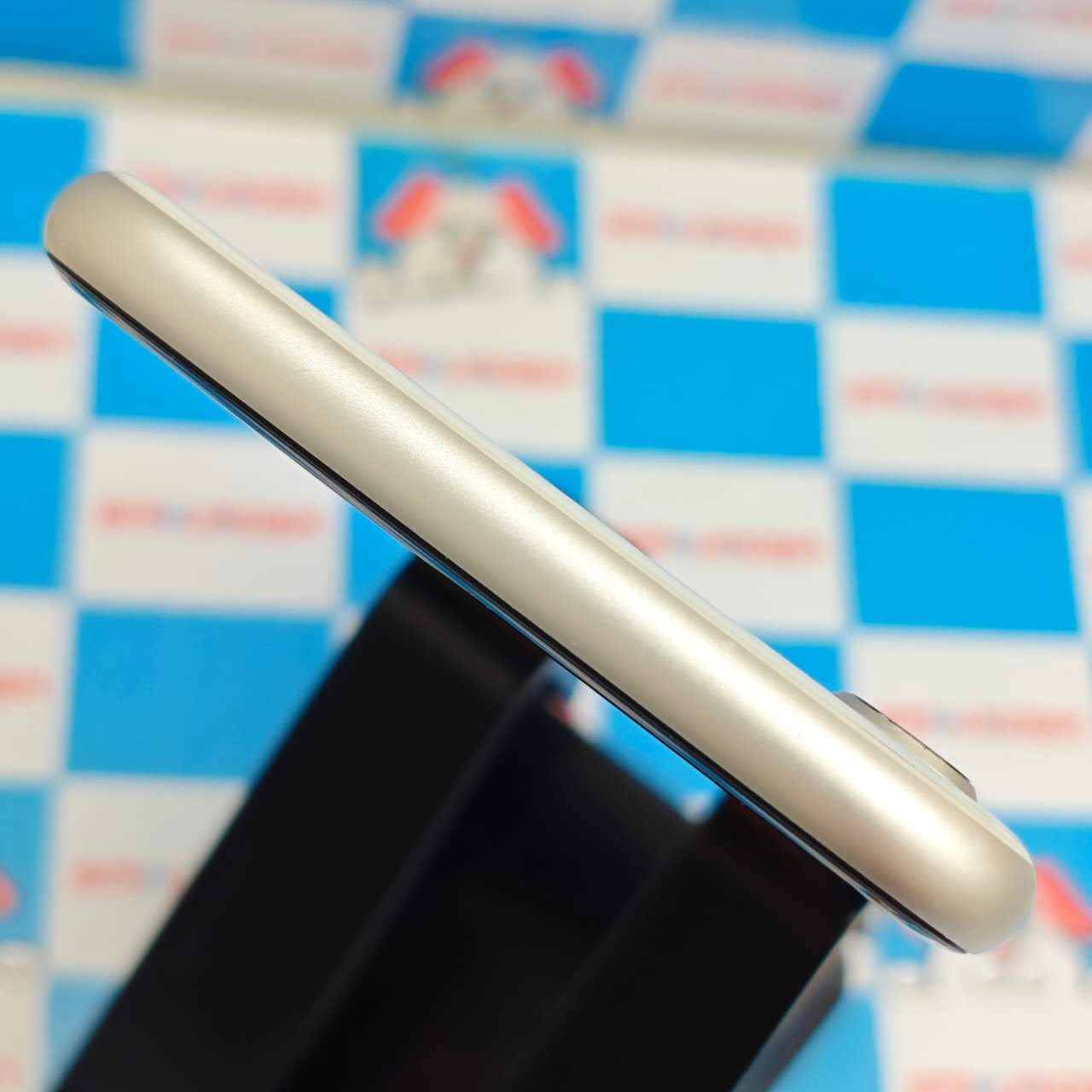 iPhoneSE 第3世代 64GB スターライト MMYD3J/A AU版SIMフリー 美品