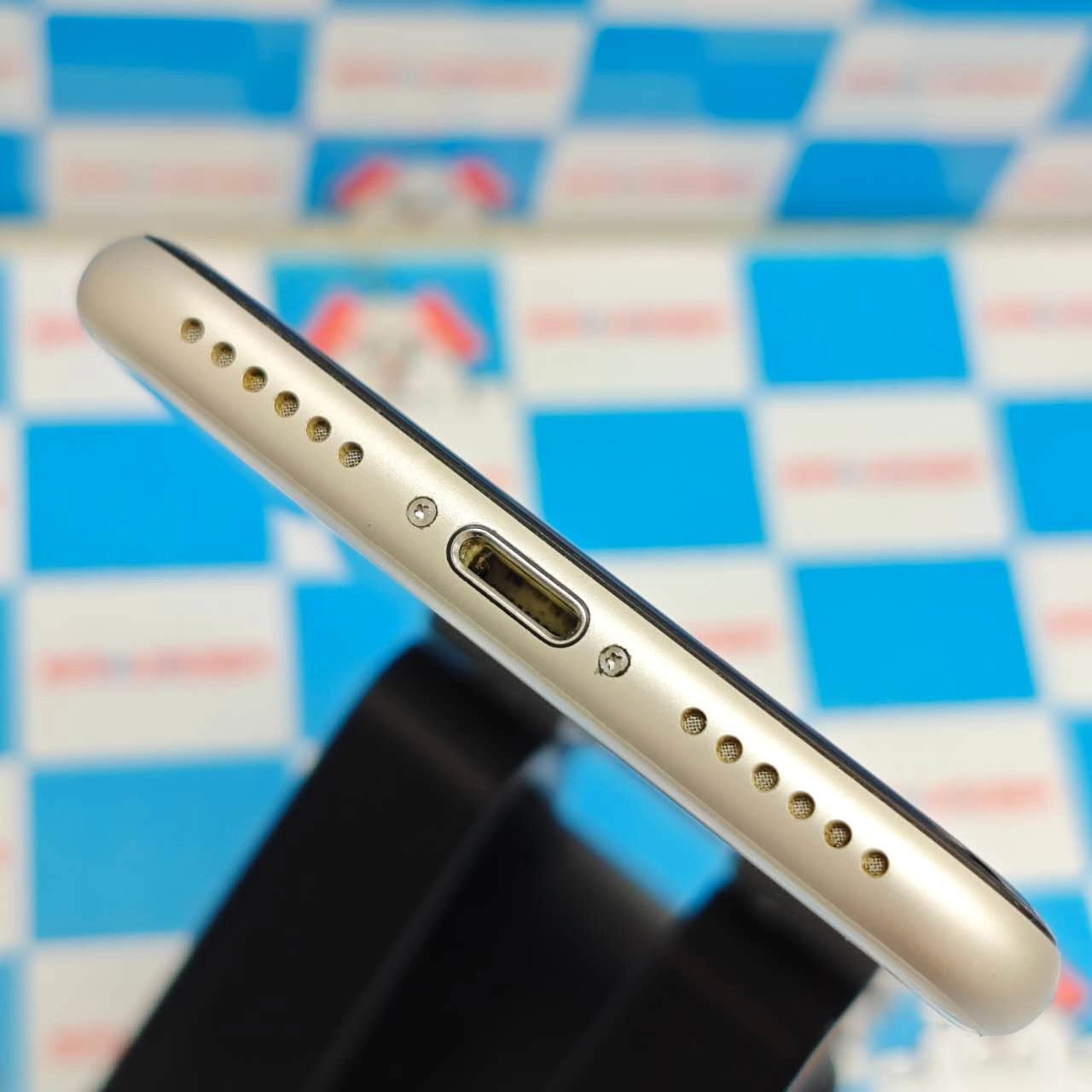 iPhoneSE 第3世代 64GB スターライト MMYD3J/A AU版SIMフリー 美品