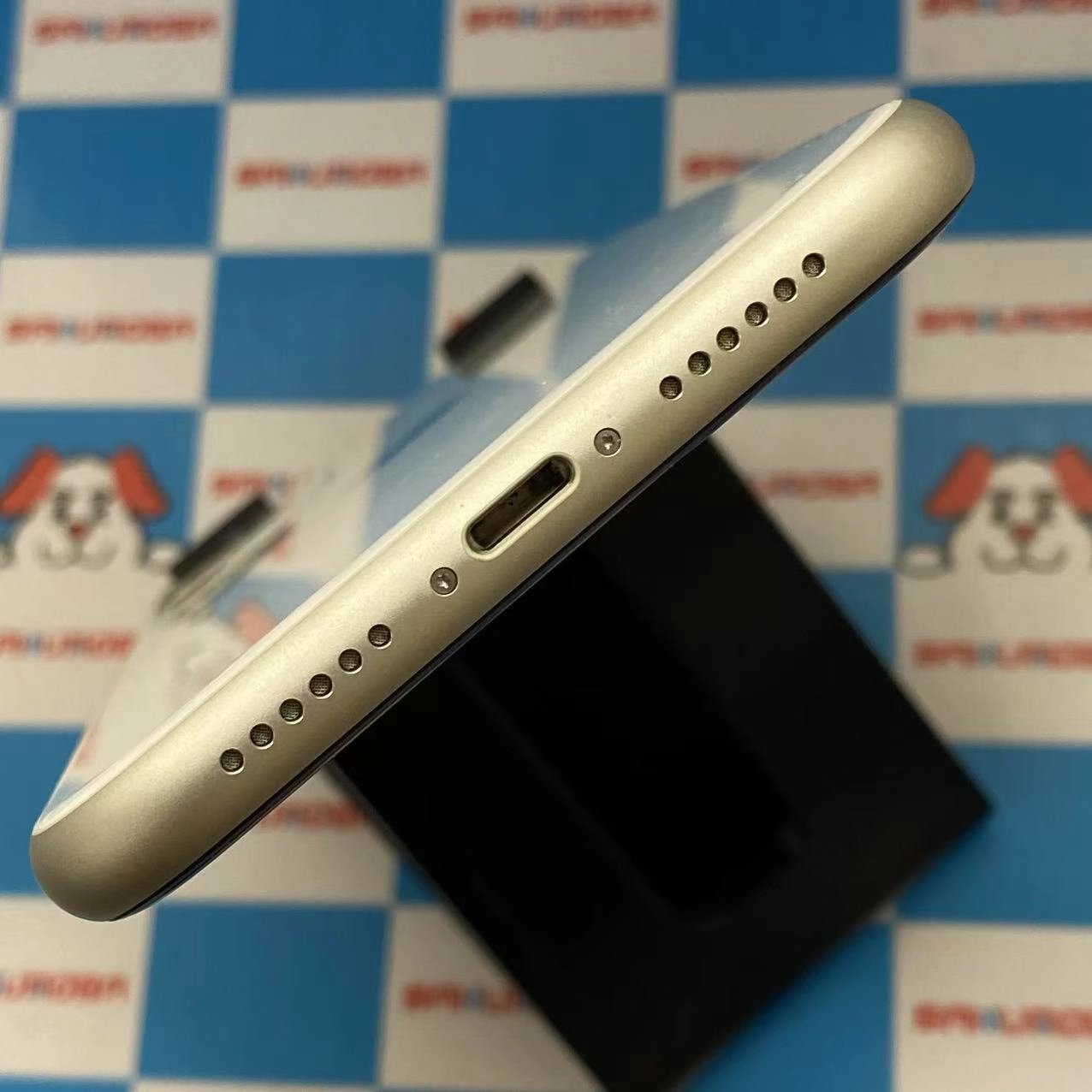 iPhone11 64GB ホワイト MWLU2J/A docomo版SIMフリー 極美品