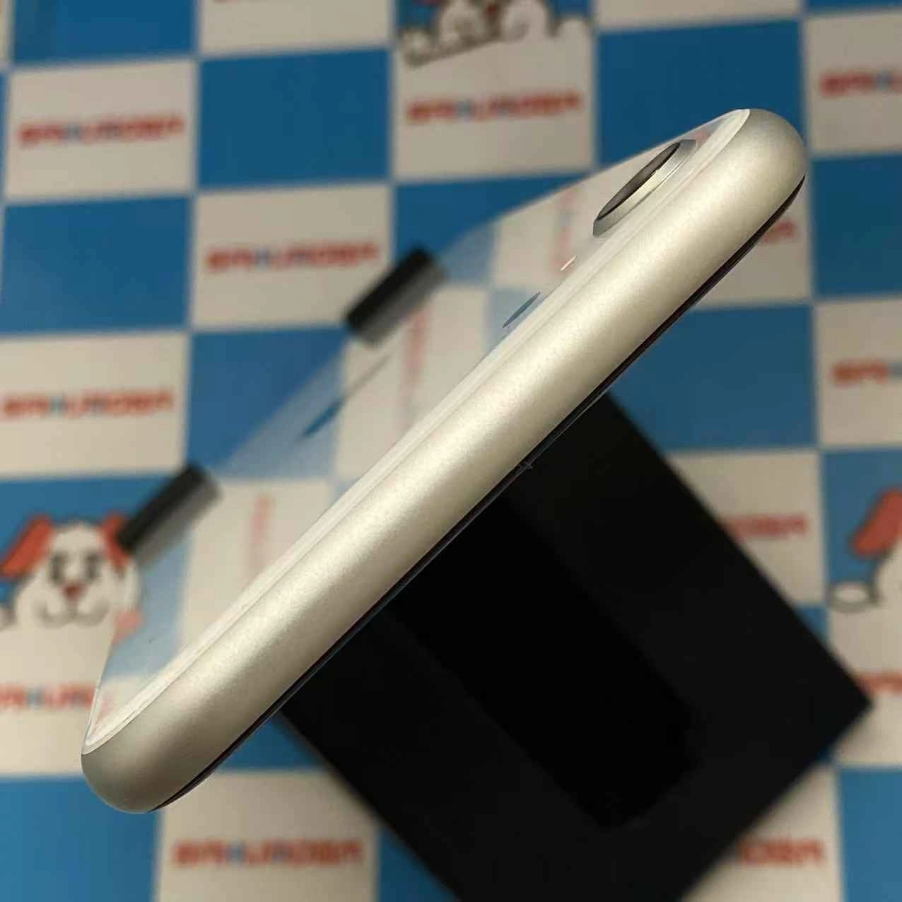 iPhoneSE 第2世代 64GB ホワイト MHGQ3J/A docomo版SIMフリー 美品