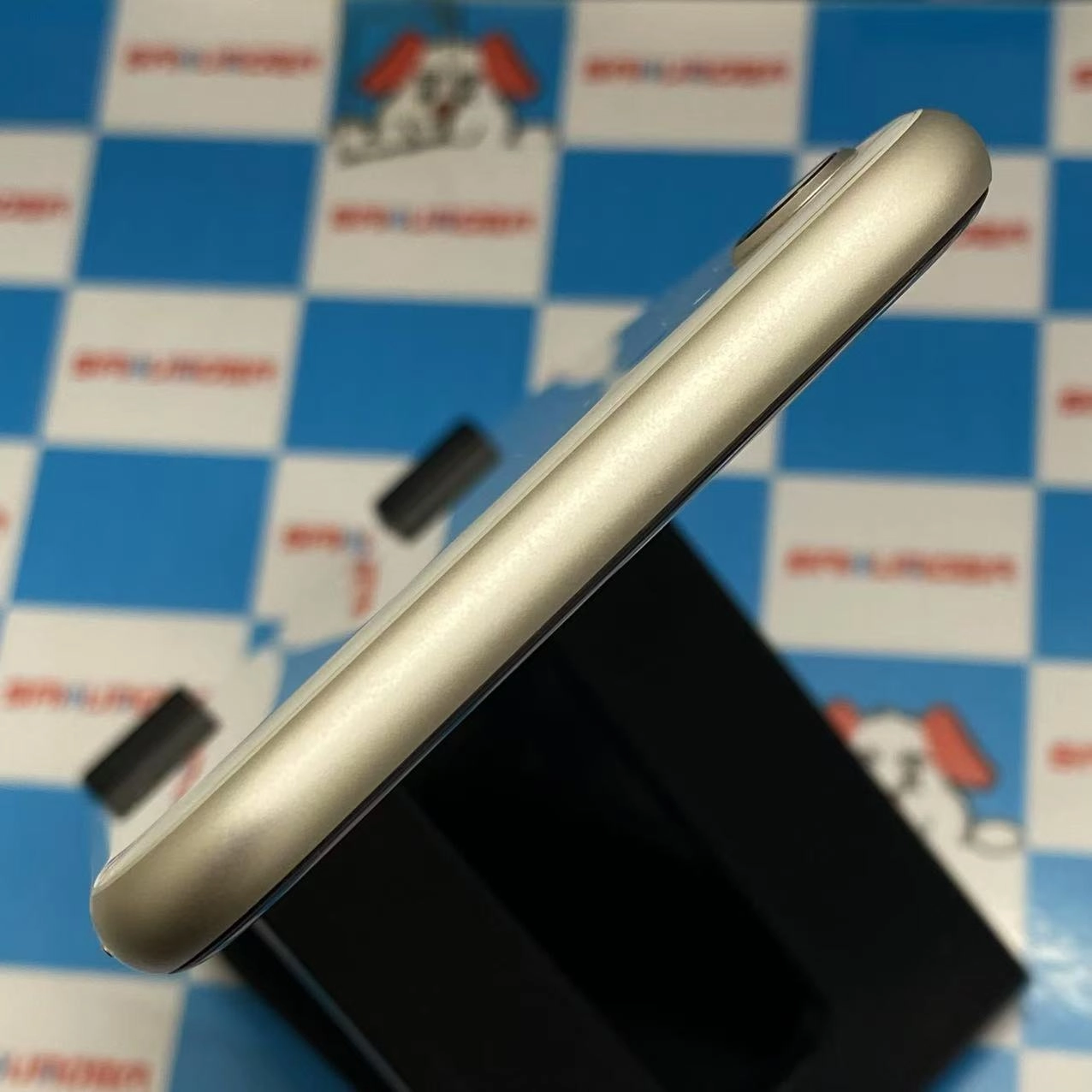 iPhoneSE 第3世代 64GB スターライト MMYD3J/A AU版SIMフリー 美品