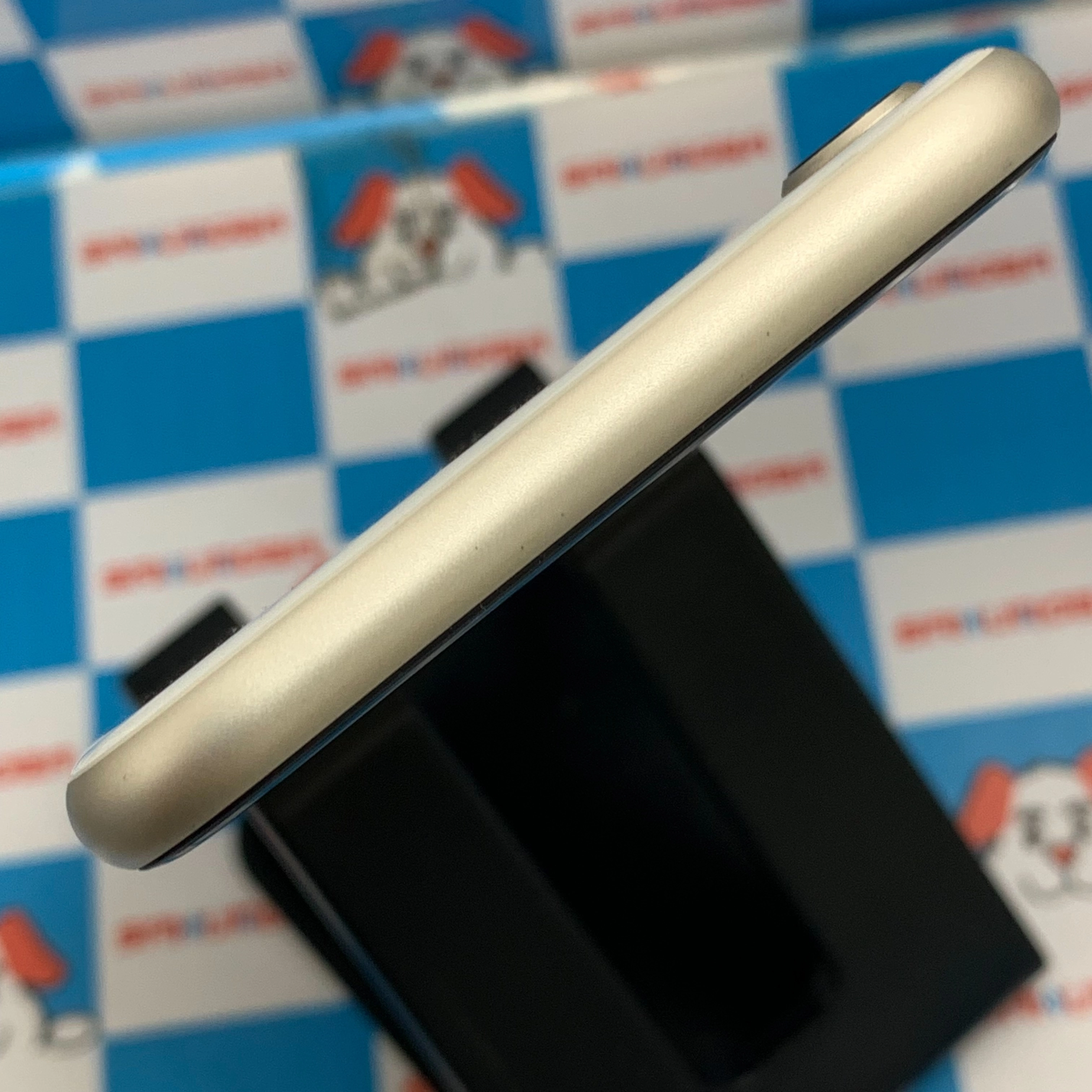 iPhoneSE 第3世代 64GB スターライト MMYD3J/A docomo版SIMフリー 極美品