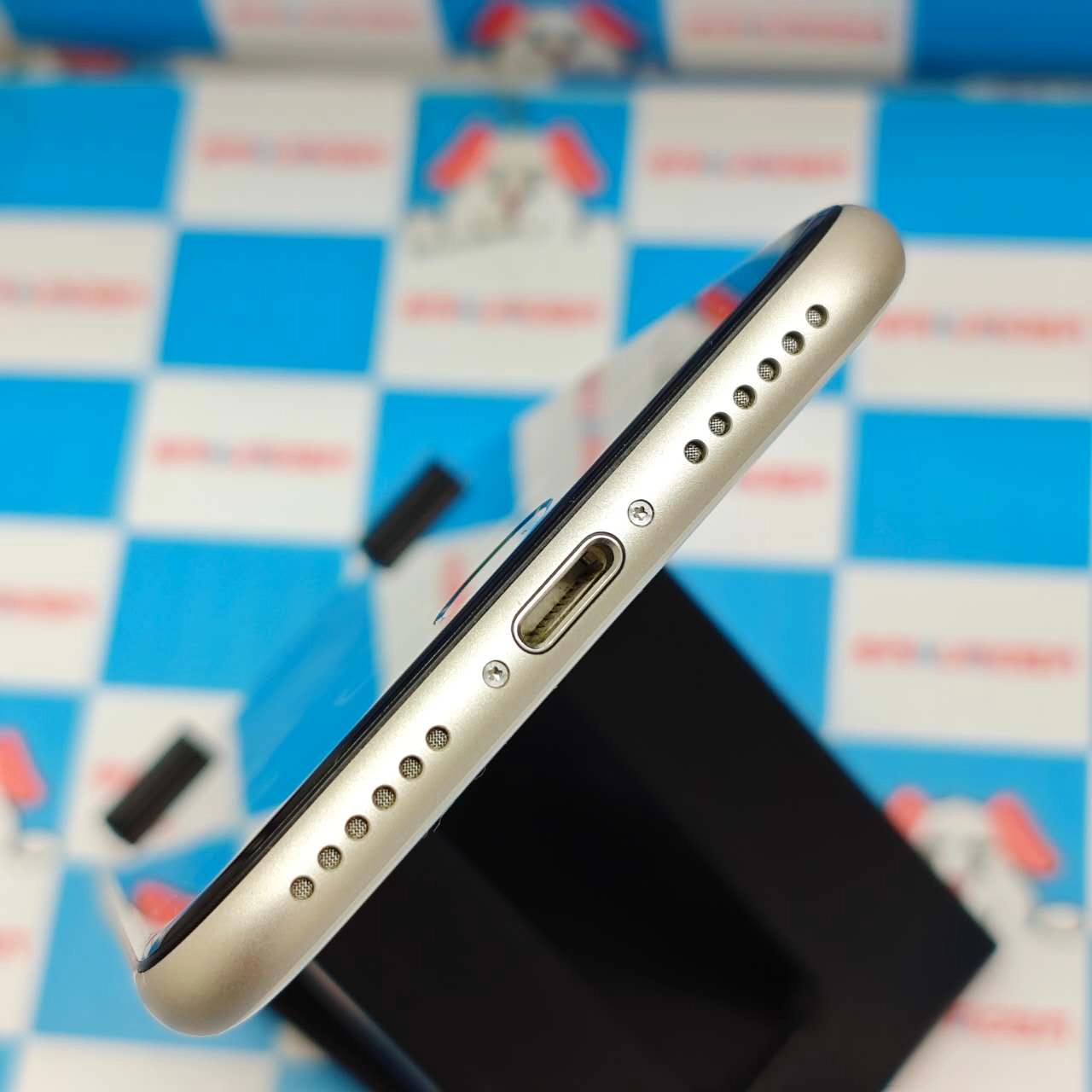 iPhoneSE 第3世代 64GB スターライト MMYD3J/A AU版SIMフリー 極美品