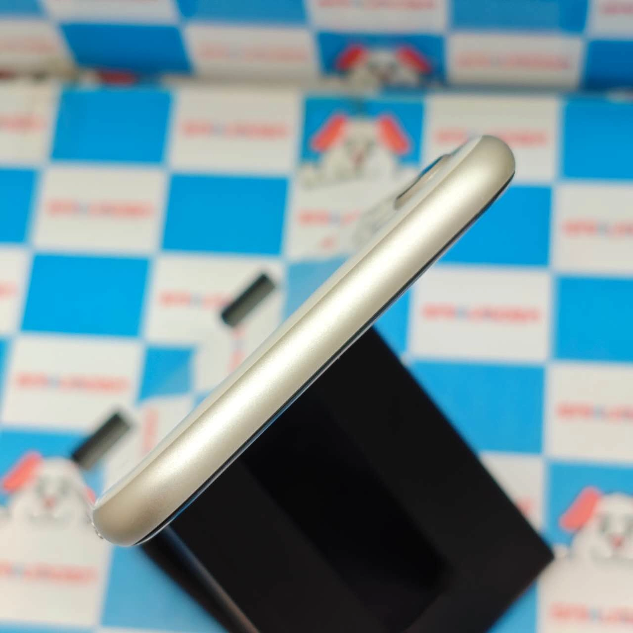 iPhoneSE 第3世代 64GB スターライト MMYD3J/A AU版SIMフリー 極美品