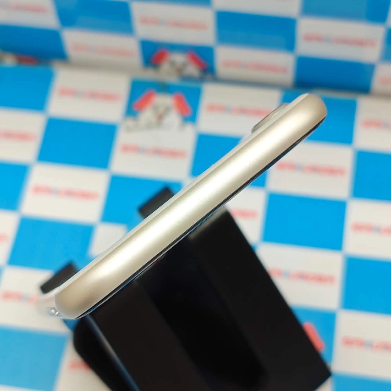 iPhoneSE 第3世代 64GB スターライト MMYD3J/A  docomo版SIMフリー  極美品