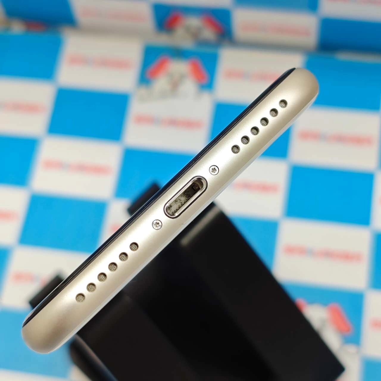 iPhoneSE 第3世代 64GB スターライト MMYD3J/A  docomo版SIMフリー  極美品