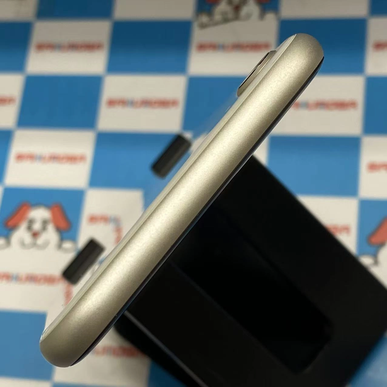 iPhoneSE 第3世代 64GB スターライト MMYD3J/A AU版SIMフリー