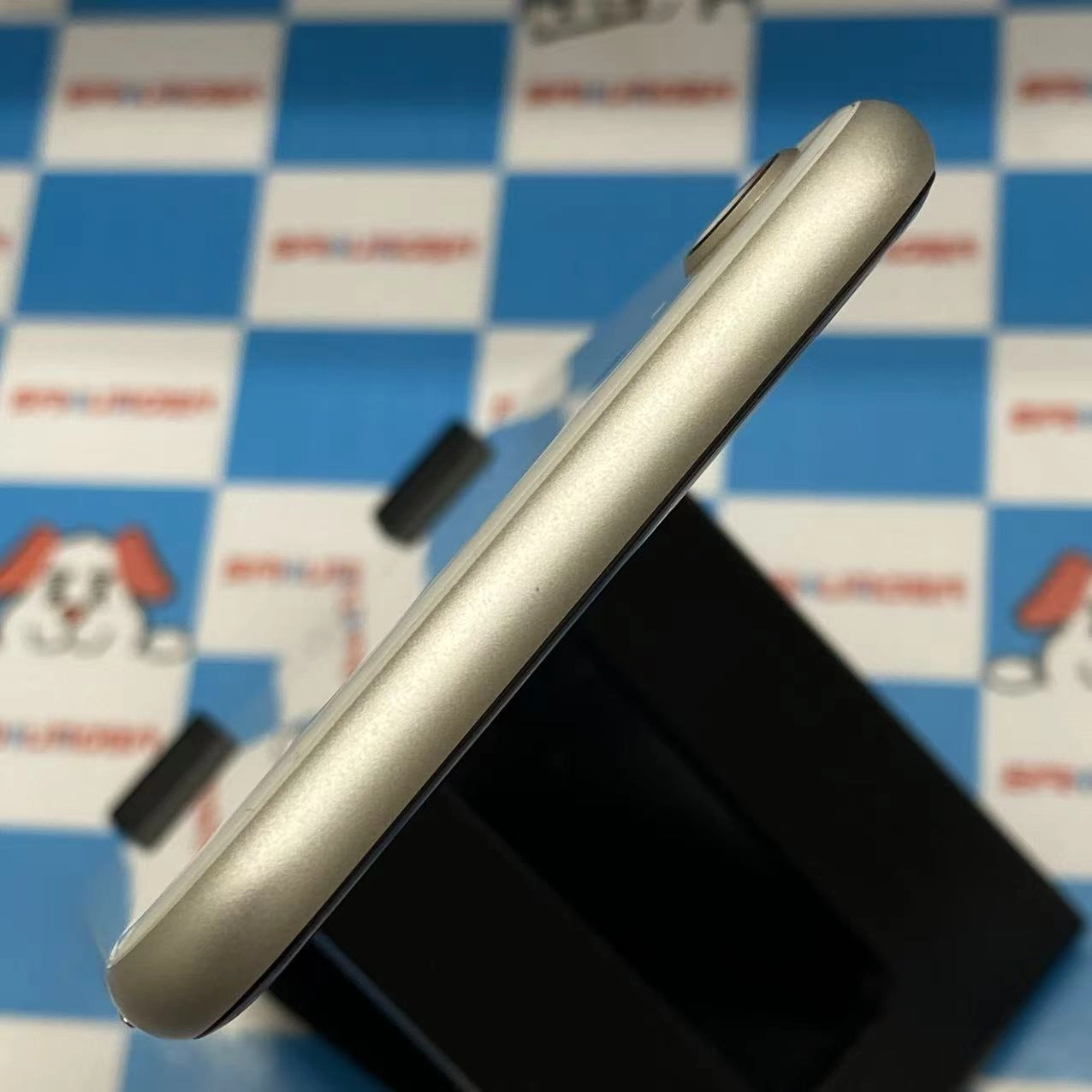 iPhoneSE 第3世代 64GB スターライト MMYD3J/A AU版SIMフリー