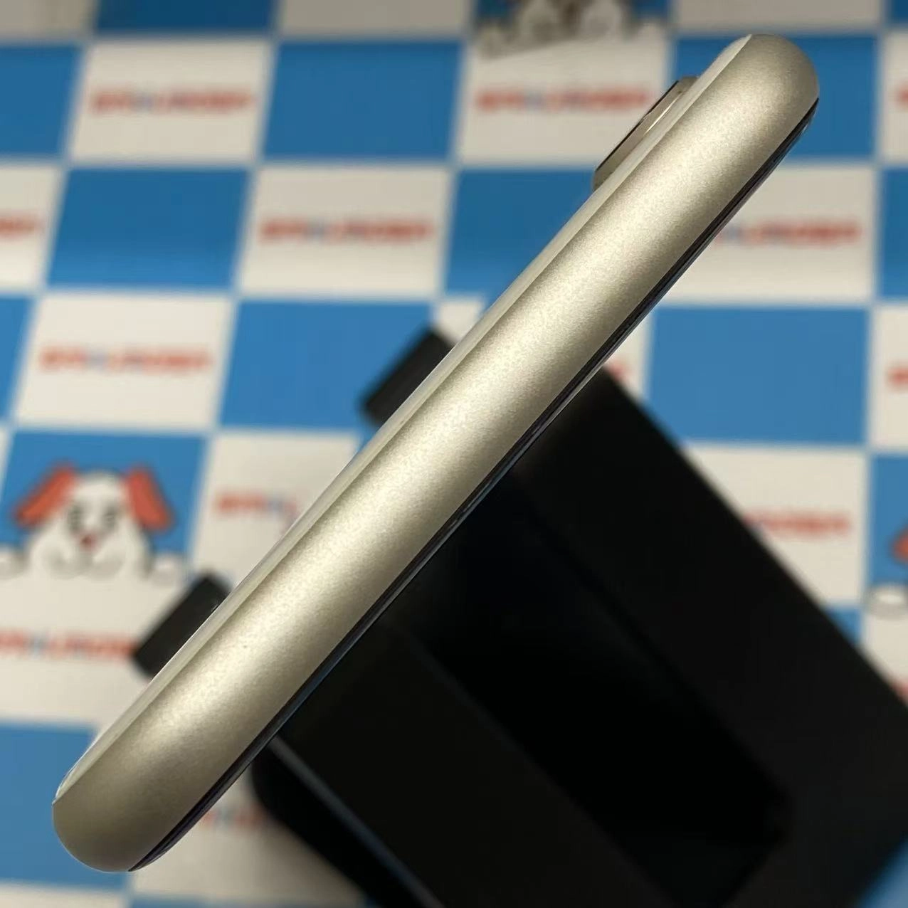 iPhoneSE 第3世代 64GB スターライト MMYD3J/A AU版SIMフリー