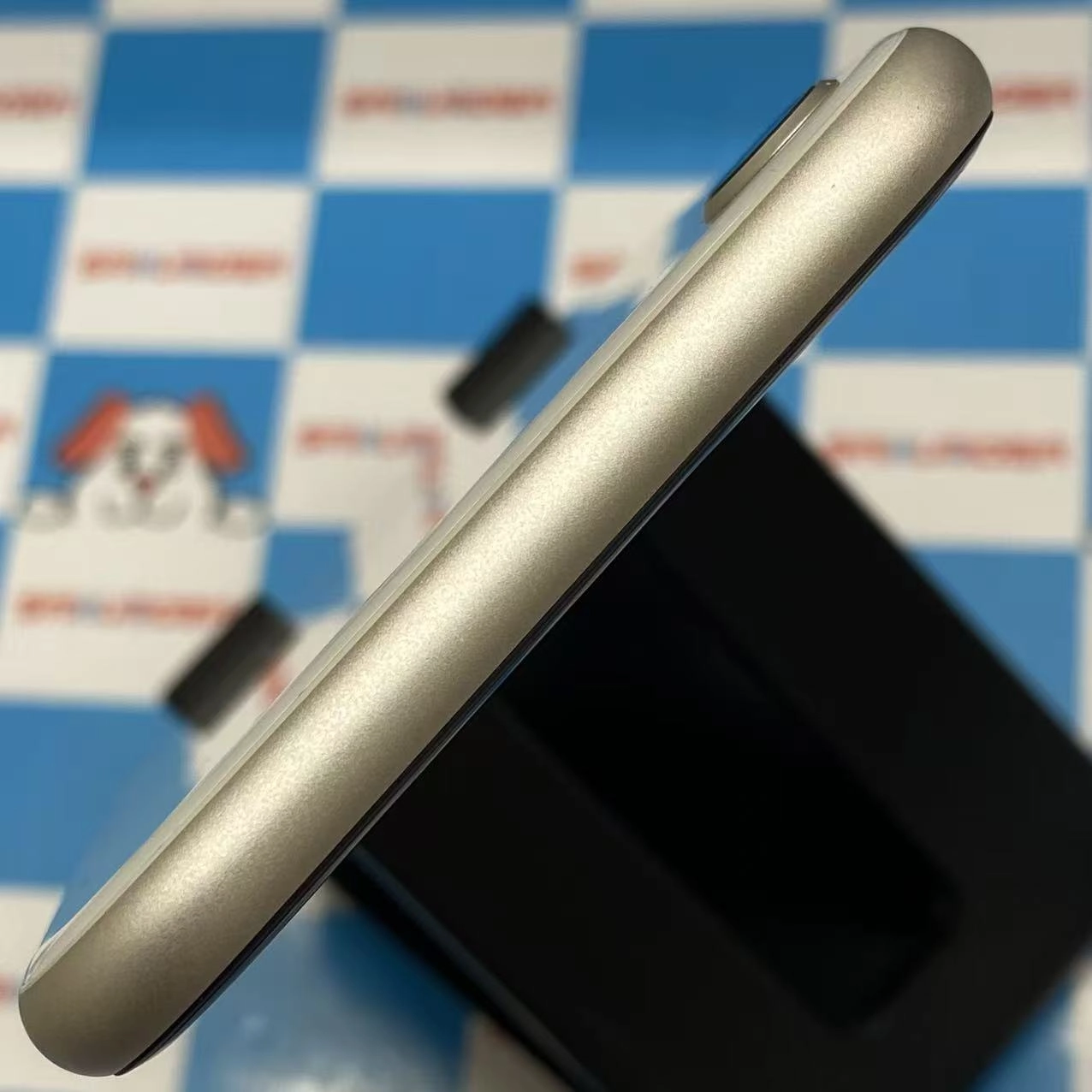 iPhoneSE 第3世代 64GB スターライト MMYD3J/A AU版SIMフリー