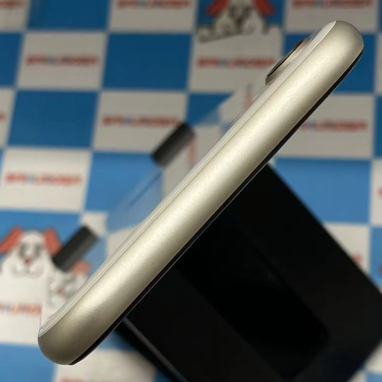 iPhoneSE 第3世代 128GB スターライト MMYG3J/A ストア版美品