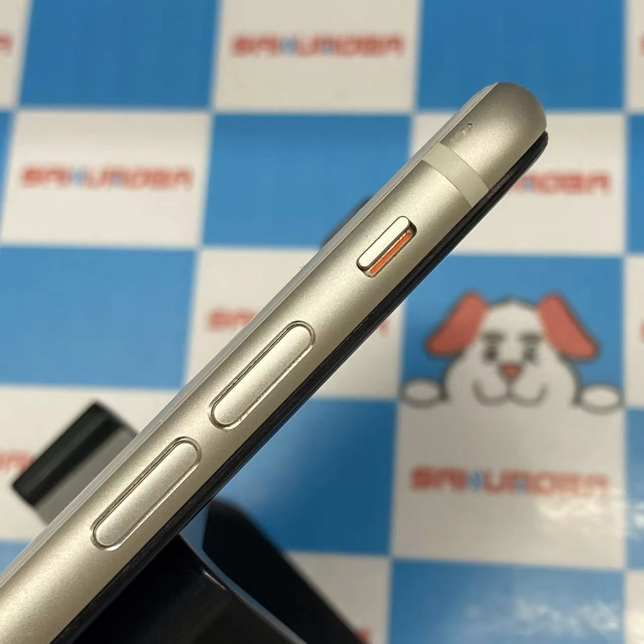 iPhoneSE 第3世代 64GB スターライト MMYD3J/A docomo版SIMフリー