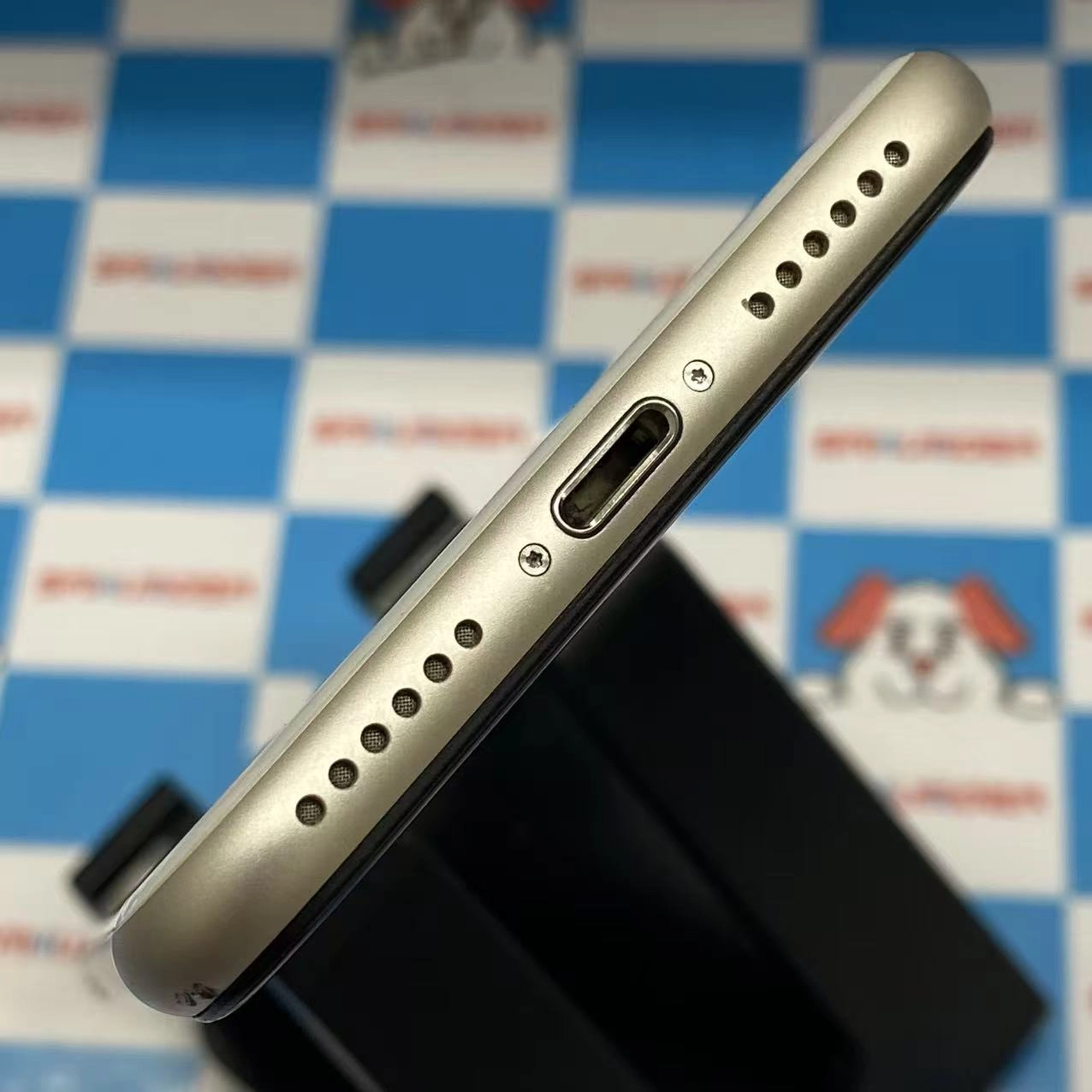 iPhoneSE 第3世代 64GB スターライト MMYD3J/A docomo版SIMフリー