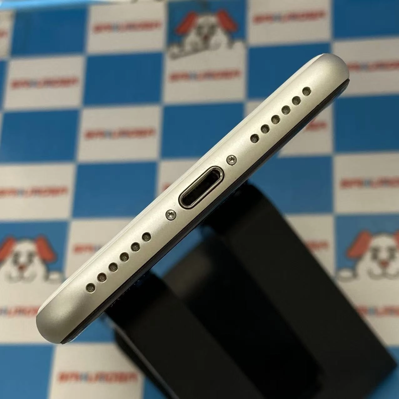 iPhoneSE 第2世代 256GB ホワイト MXVU2J/A docomo版SIMフリー 美品