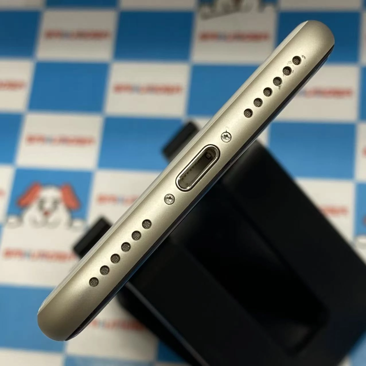 iPhoneSE 第3世代 64GB スターライト MMYD3J/A AU版SIMフリー