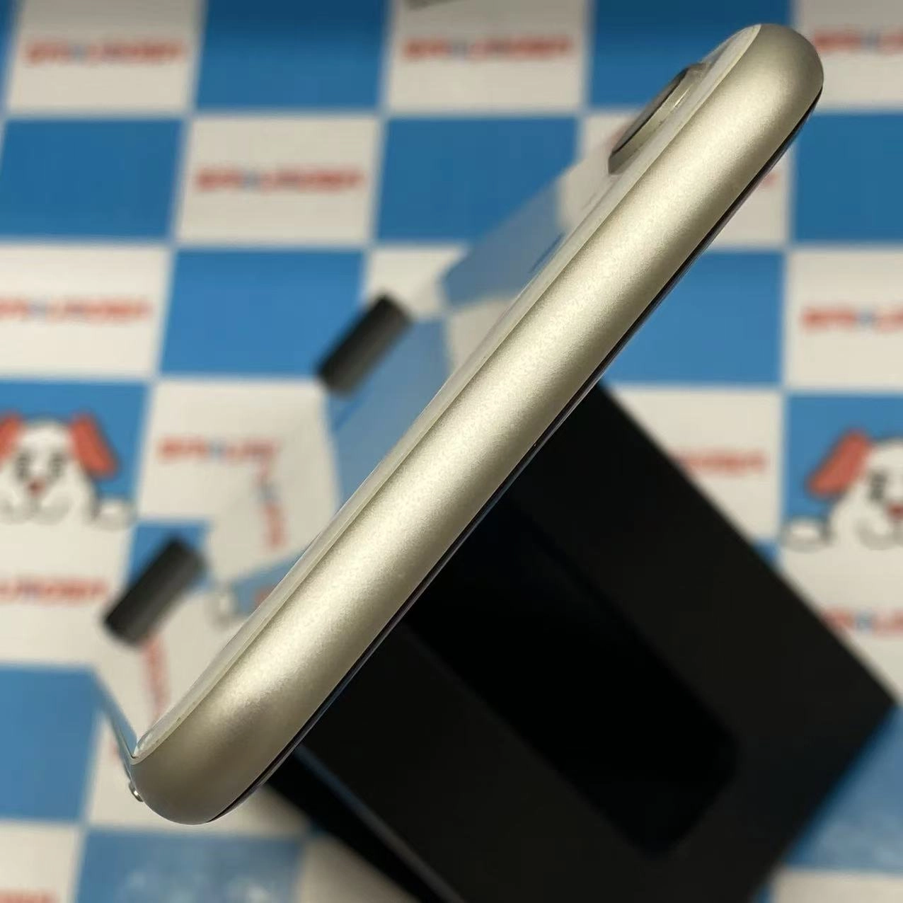 iPhoneSE 第3世代 64GB スターライト MMYD3J/A AU版SIMフリー