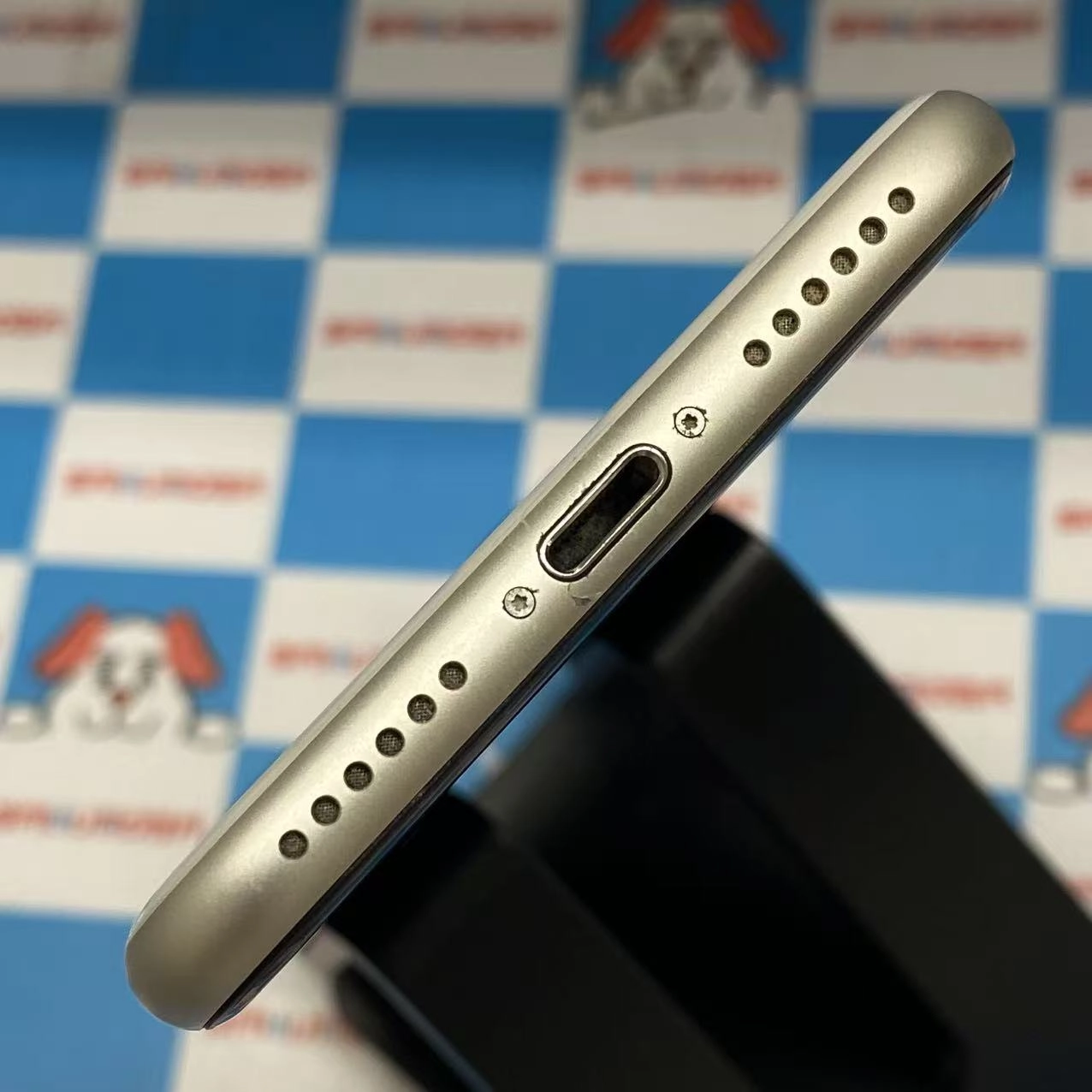 iPhoneSE 第3世代 64GB スターライト MMYD3J/A AU版SIMフリー