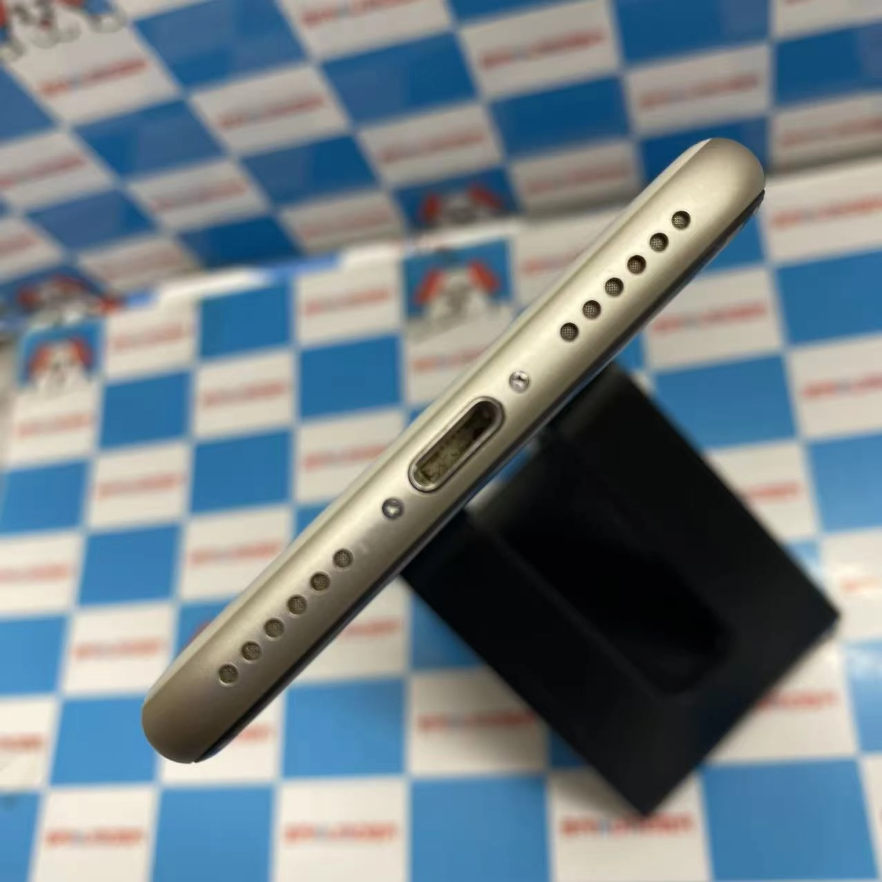 iPhoneSE 第3世代 64GB スターライト MMYD3J/A AU版SIMフリー 美品