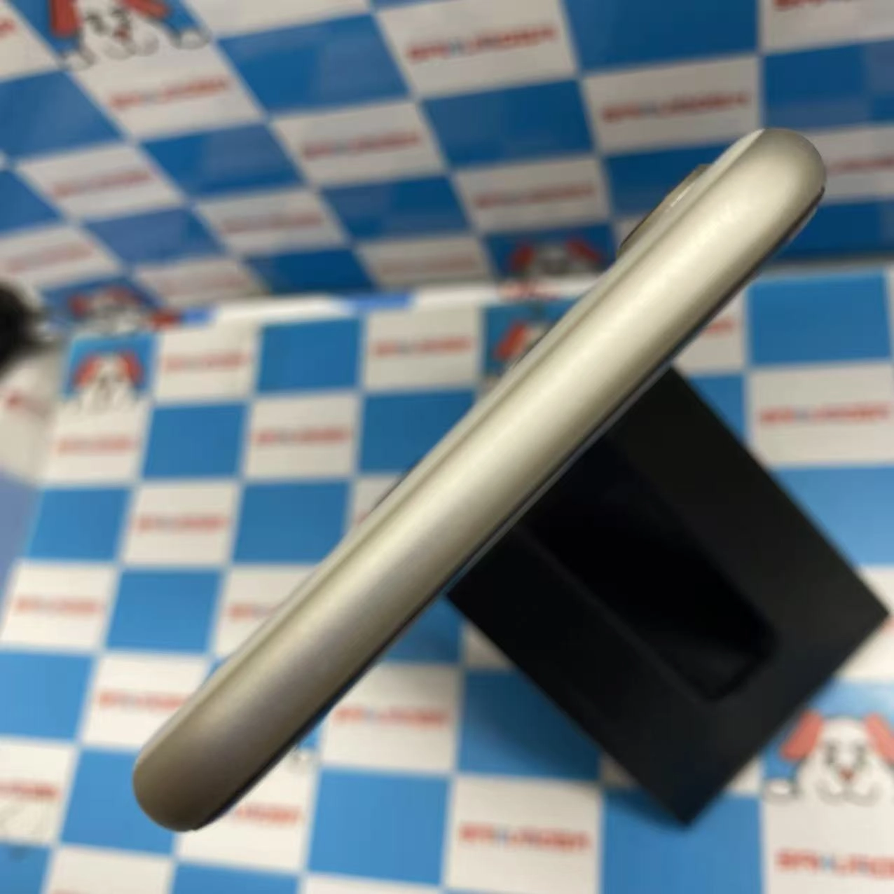 iPhoneSE 第3世代 64GB スターライト MMYD3J/A AU版SIMフリー 美品