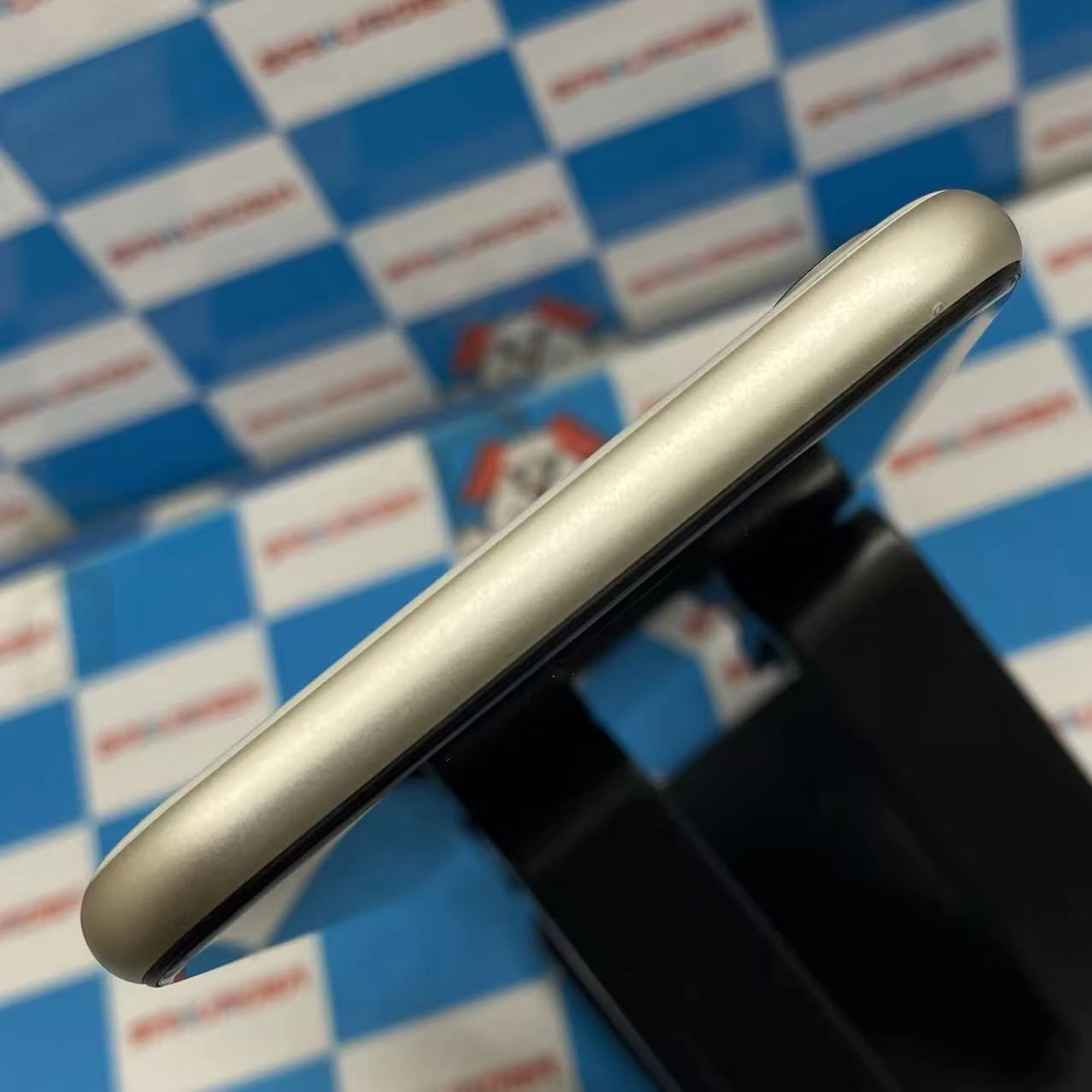 iPhoneSE 第3世代 128GB スターライト MMYG3J/A AU版SIMフリー 極美品