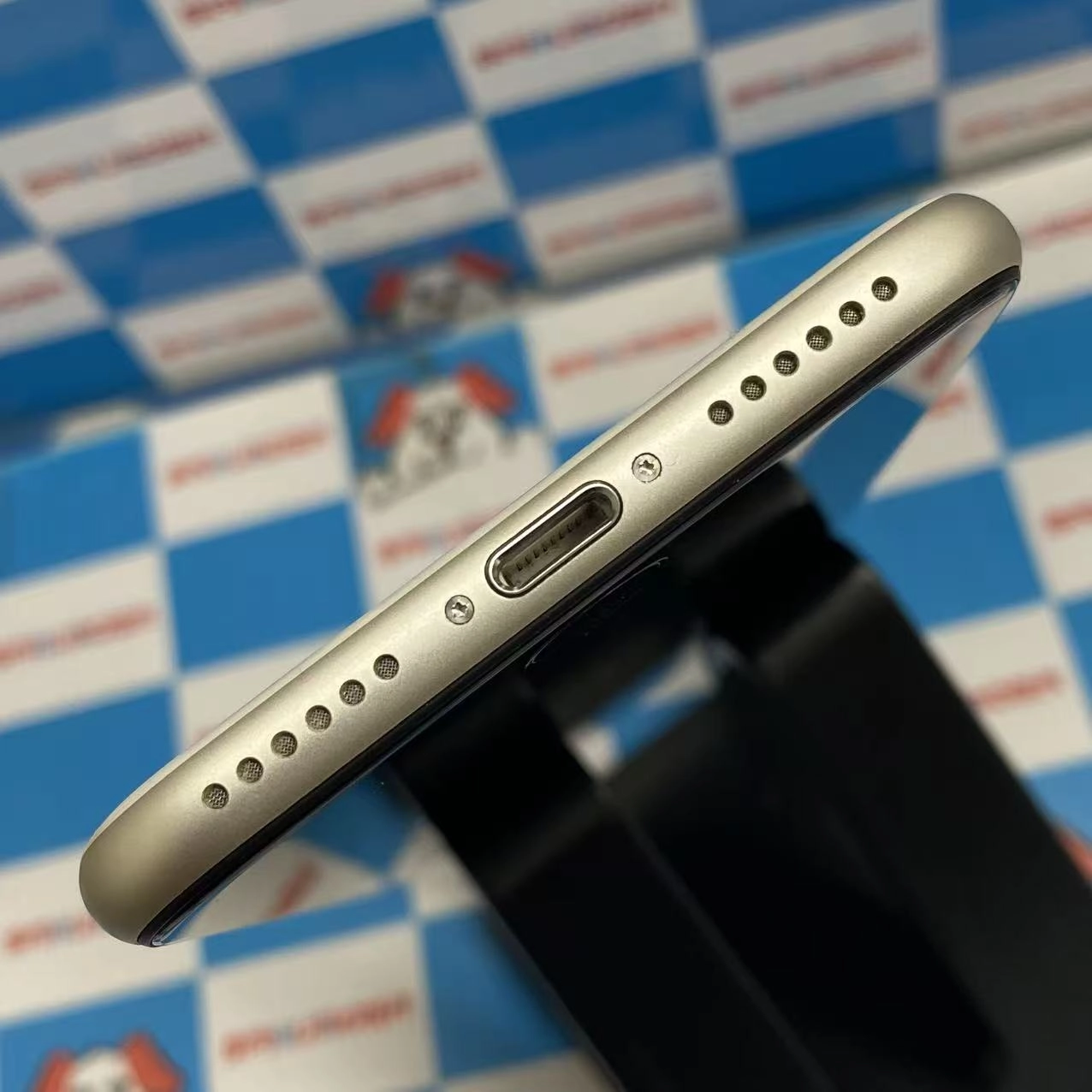 iPhoneSE 第3世代 128GB スターライト MMYG3J/A AU版SIMフリー 極美品