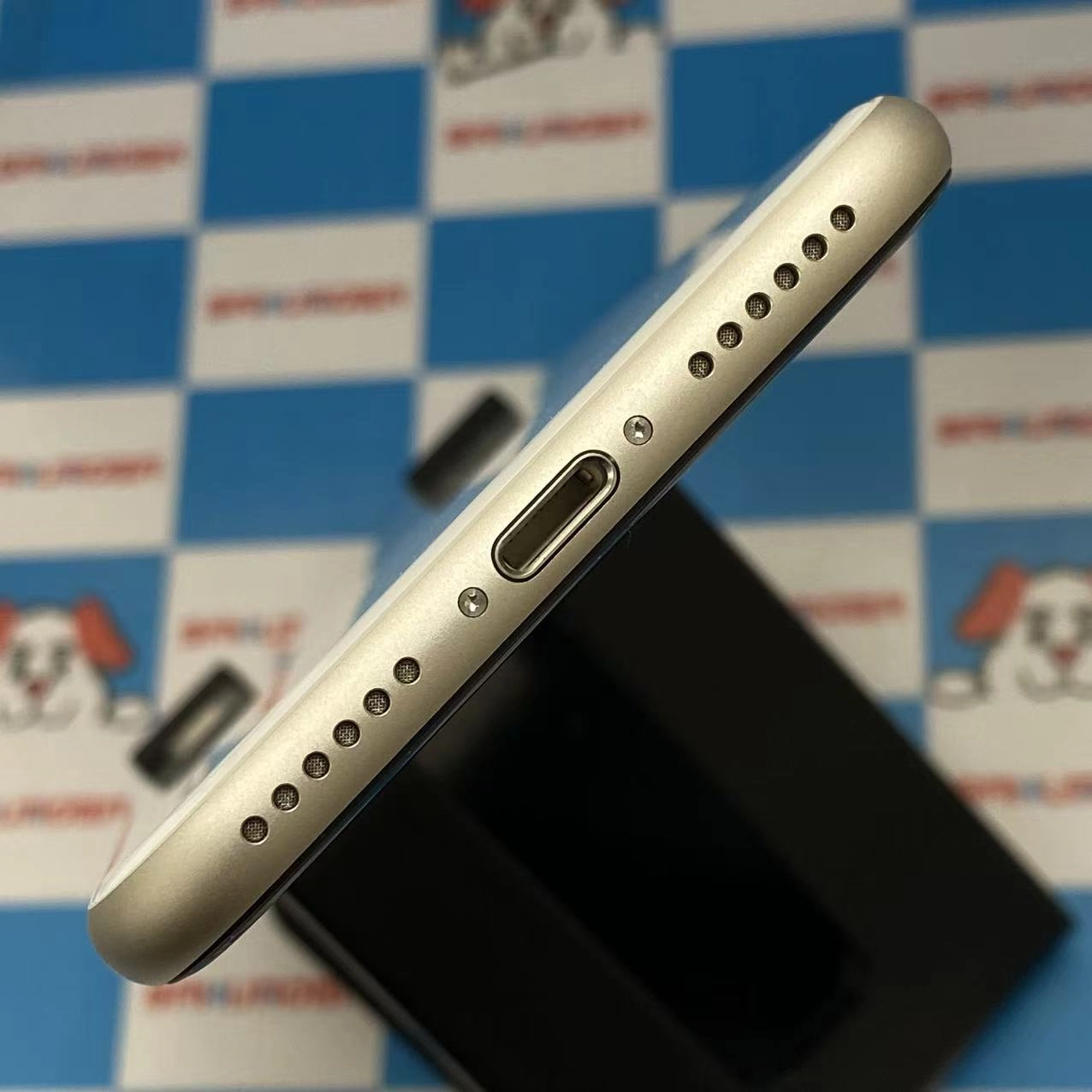 掘り出し物コーナー iPhoneSE 第3世代 64GB  MMYD3J/A docomo ジャンク品