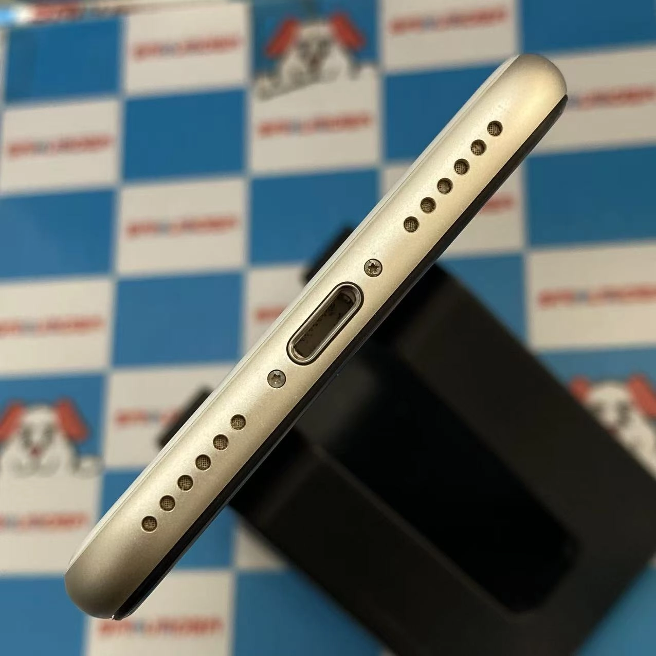 iPhoneSE 第3世代 128GB スターライト MMYG3J/A AU版SIMフリー 美品