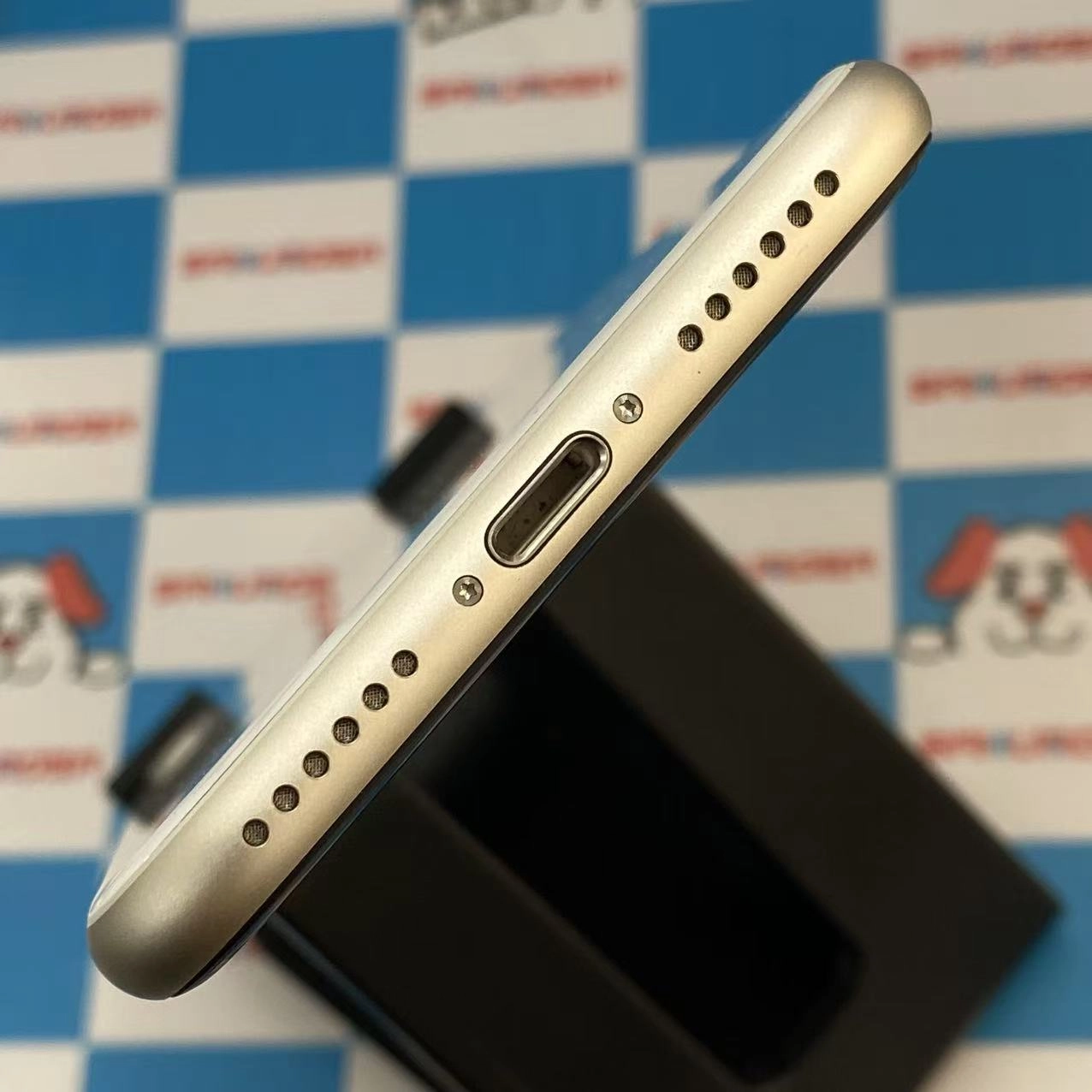 掘り出し物コーナー iPhoneSE3 第3世代 docomo 128GB MMYF3J/A ジャンク品