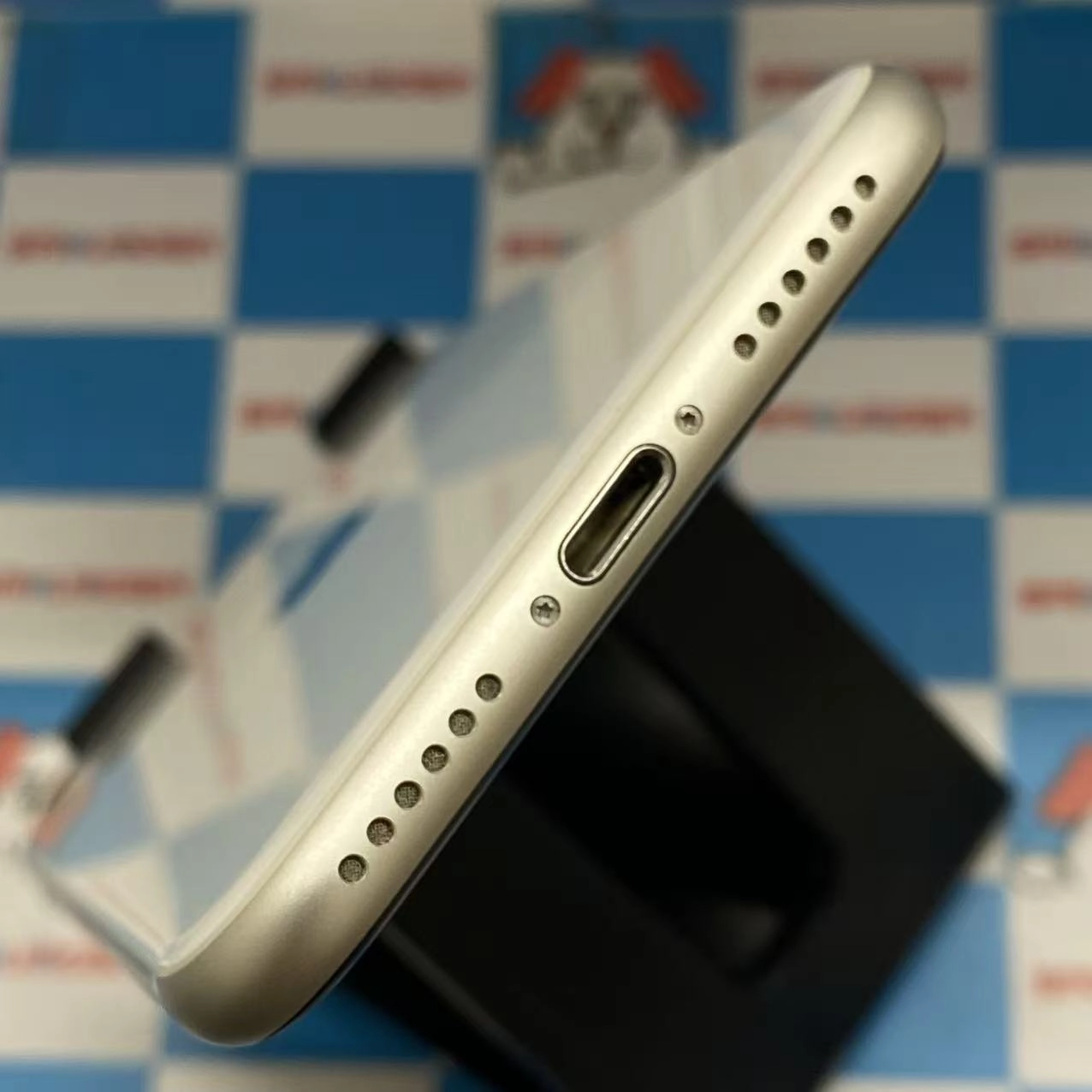 iPhoneSE 第3世代 128GB スターライト MMYG3J/A AU版SIMフリー美品