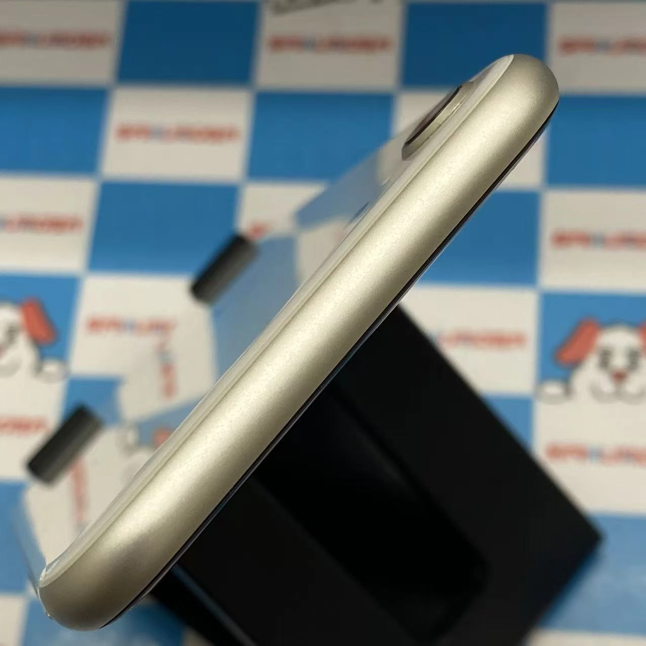 iPhoneSE 第3世代 128GB スターライト MMYG3J/A AU版SIMフリー美品