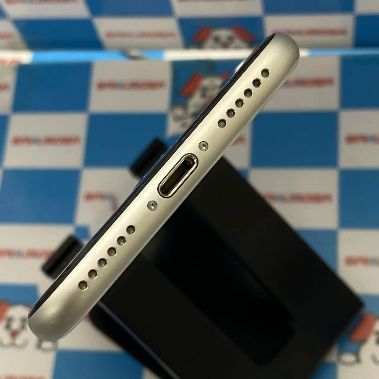 iPhoneSE 第3世代 64GB スターライト MMYD3J/A docomo版SIMフリー