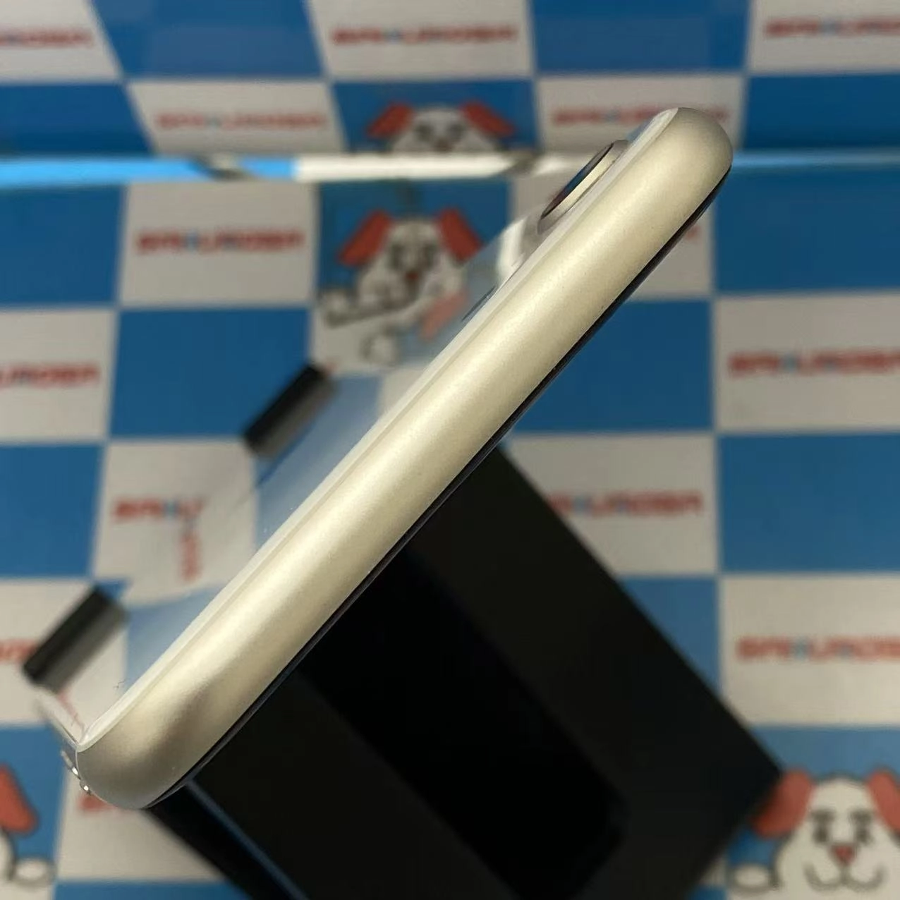 iPhoneSE 第3世代 64GB スターライト MMYD3J/A docomo版SIMフリー