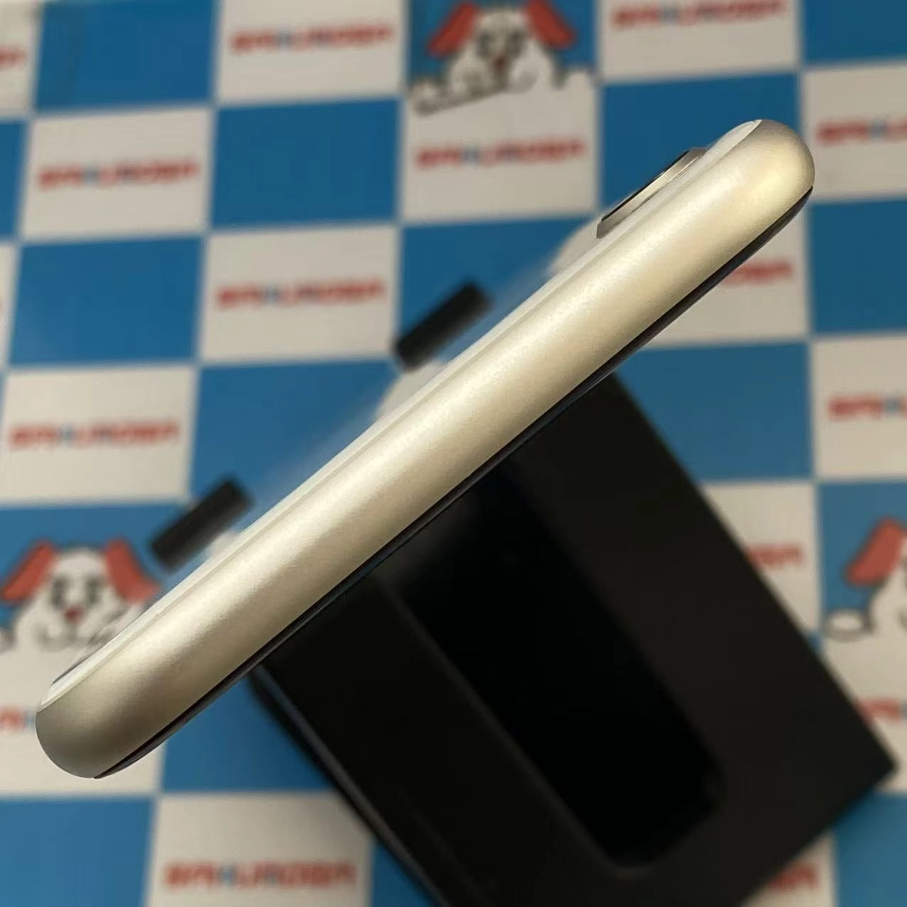 iPhoneSE 第3世代 64GB スターライト MMYD3J/A AU版SIMフリー 美品