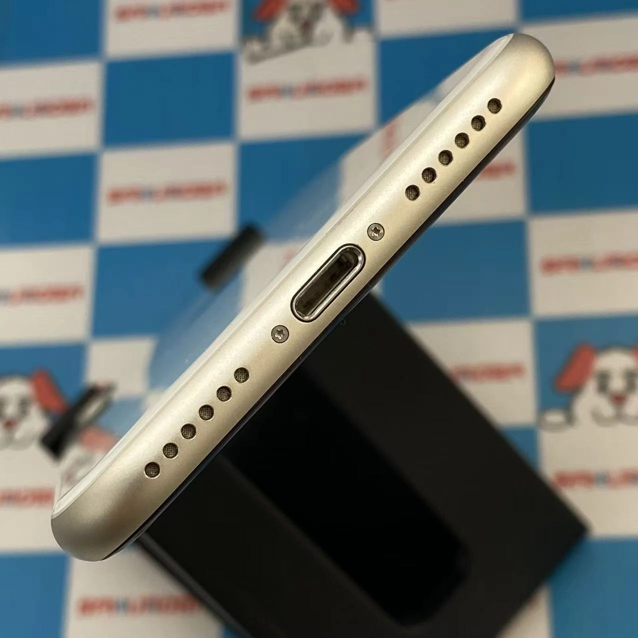 iPhoneSE 第3世代 64GB スターライト MMYD3J/A AU版SIMフリー 美品