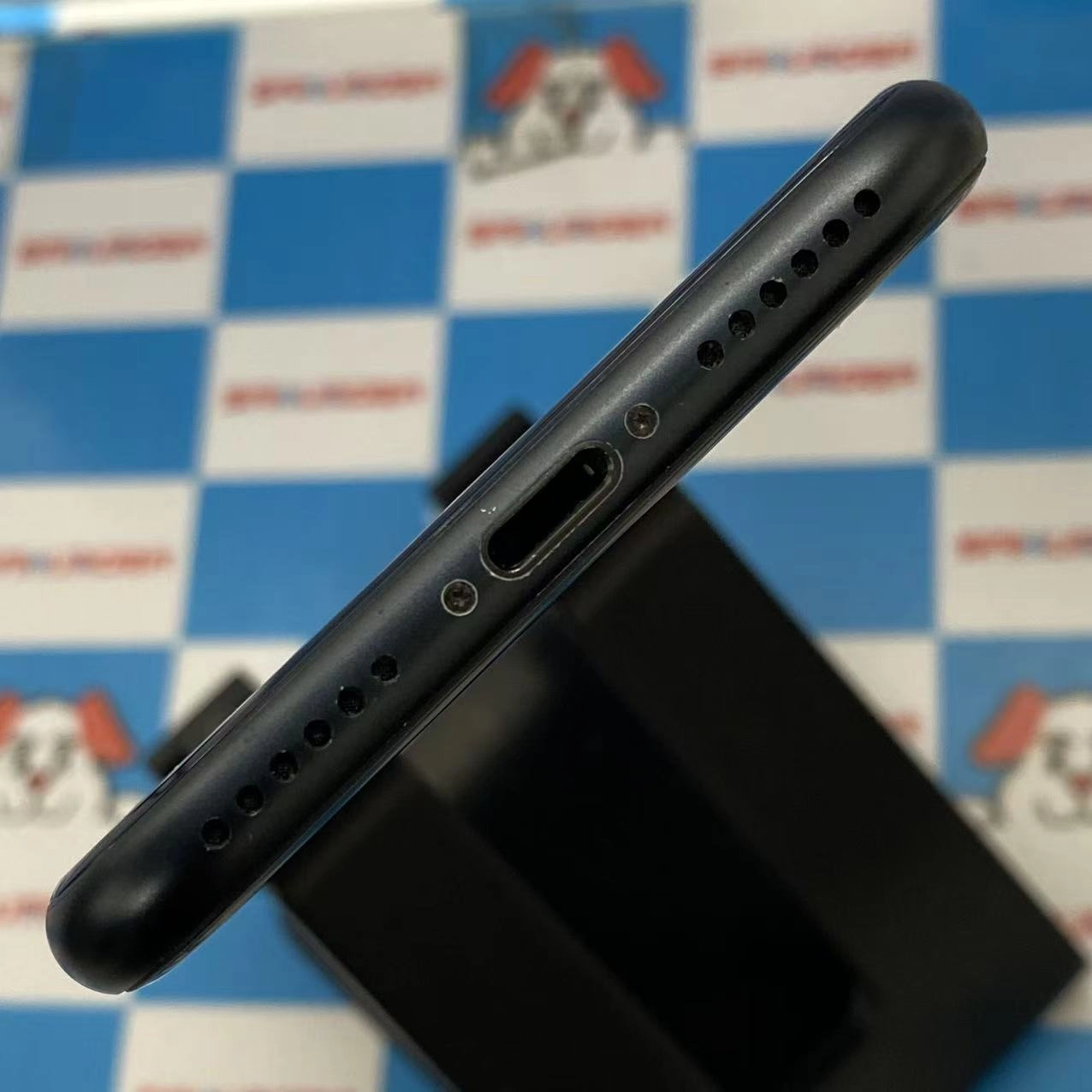 iPhoneSE 第3世代 64GB ミッドナイト MMYC3J/A docomo版SIMフリー 美品