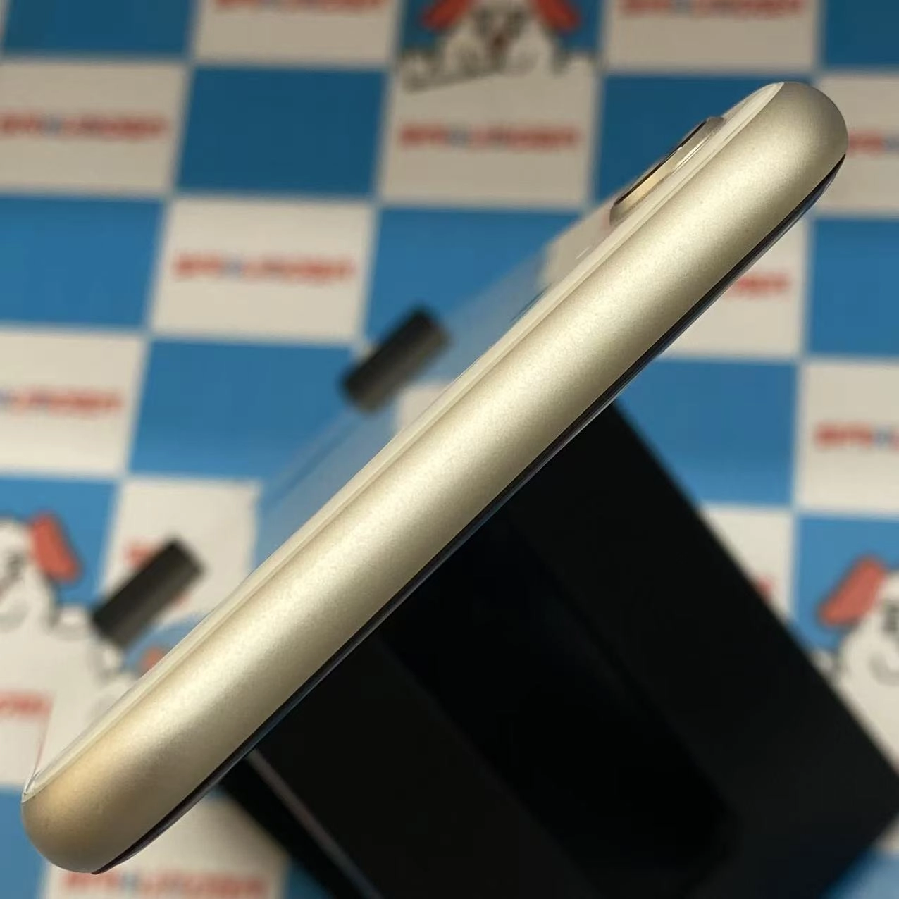 iPhoneSE 第3世代 64GB スターライト MMYD3J/A docomo版SIMフリー新品同様