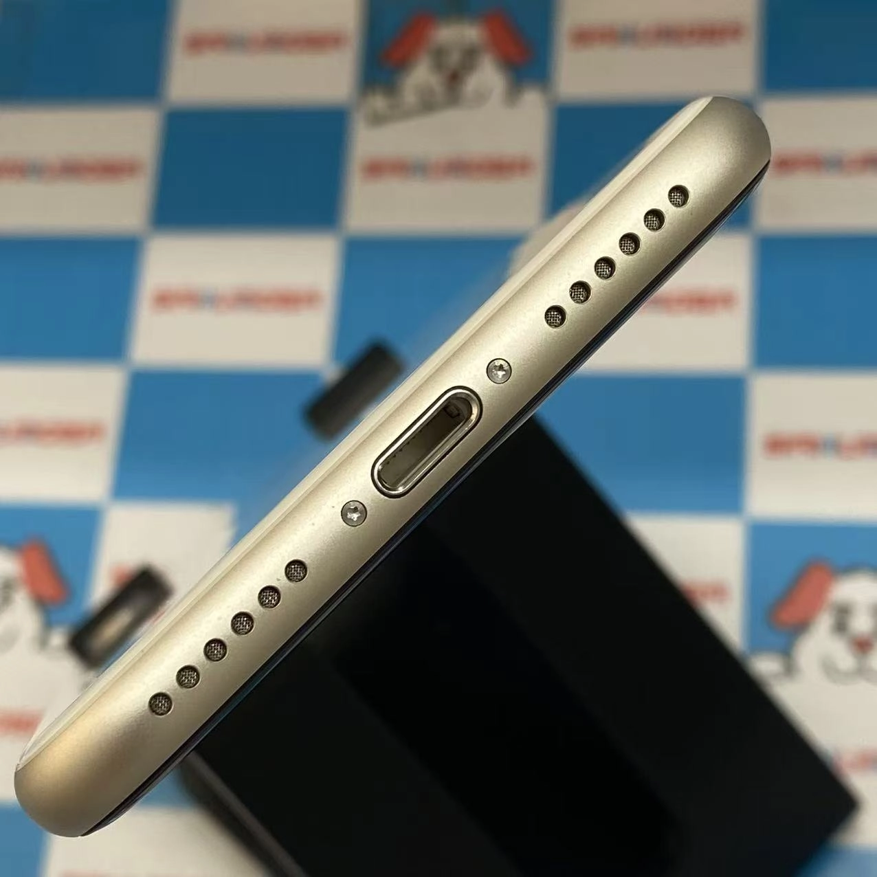 iPhoneSE 第3世代 64GB スターライト MMYD3J/A docomo版SIMフリー新品同様