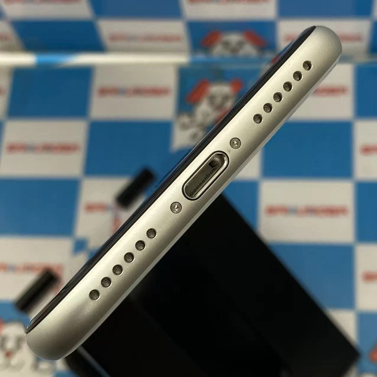 iPhoneSE 第2世代 64GB ホワイト MHGQ3J/A docomo版SIMフリー 極美品