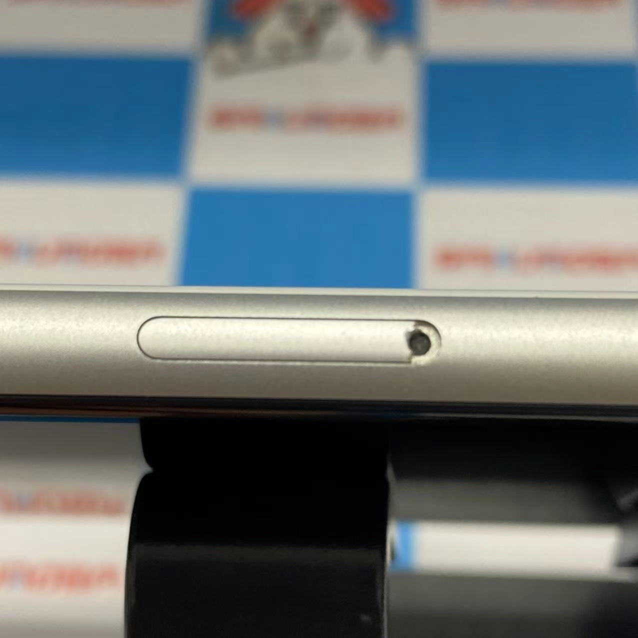 iPhoneSE 第2世代 64GB ホワイト MHGQ3J/A docomo版SIMフリー訳あり品