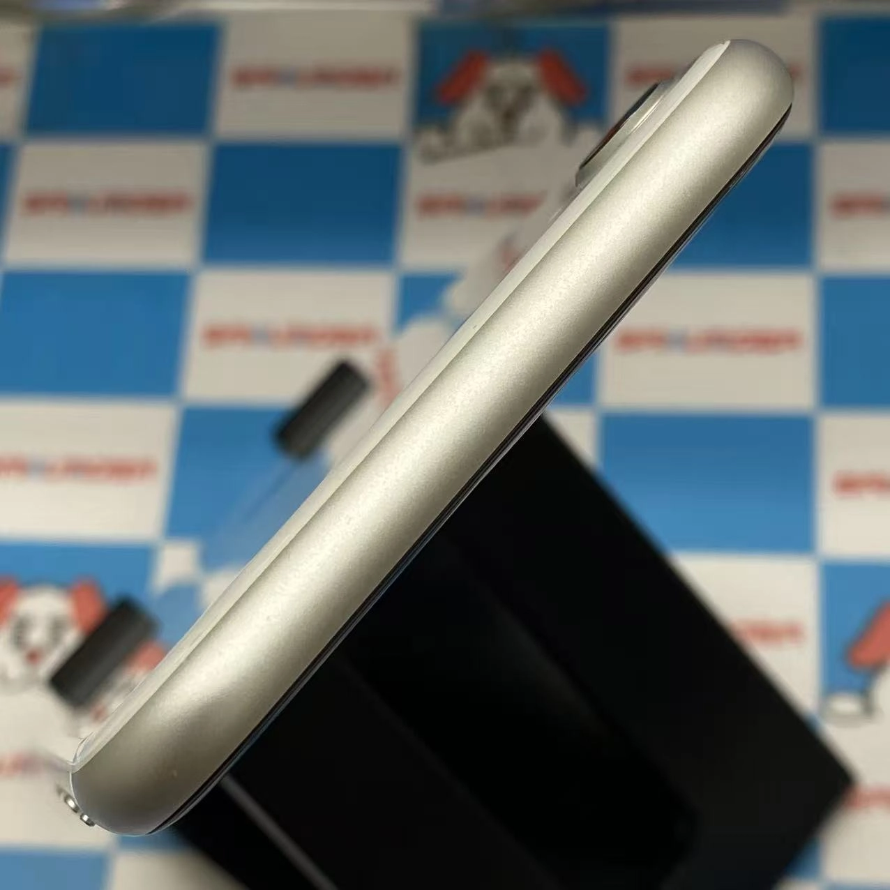 iPhoneSE 第2世代 64GB ホワイト MHGQ3J/A docomo版SIMフリー訳あり品