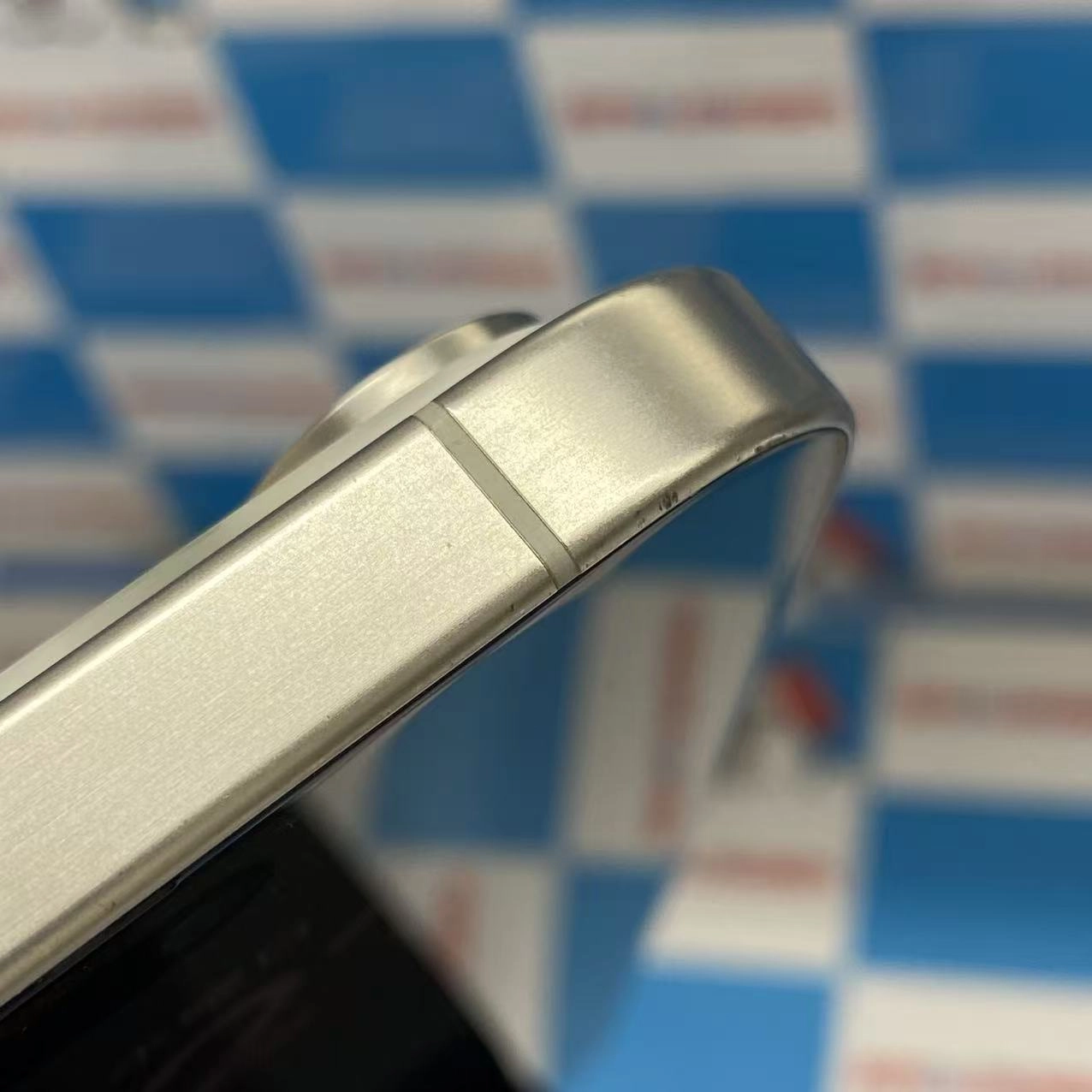 iPhone15 Pro Max 256GB ホワイトチタニウム MU6Q3J/A docomo版SIMフリー美品