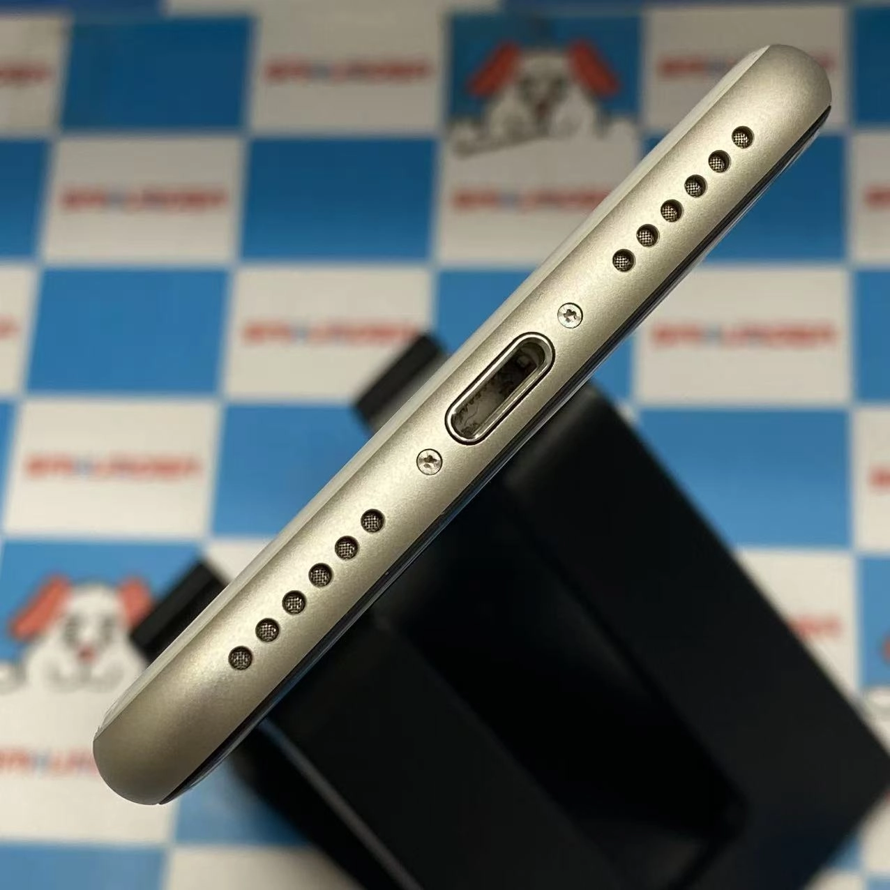 iPhoneSE 第3世代 64GB スターライト MMYD3J/A SIMフリー 極美品