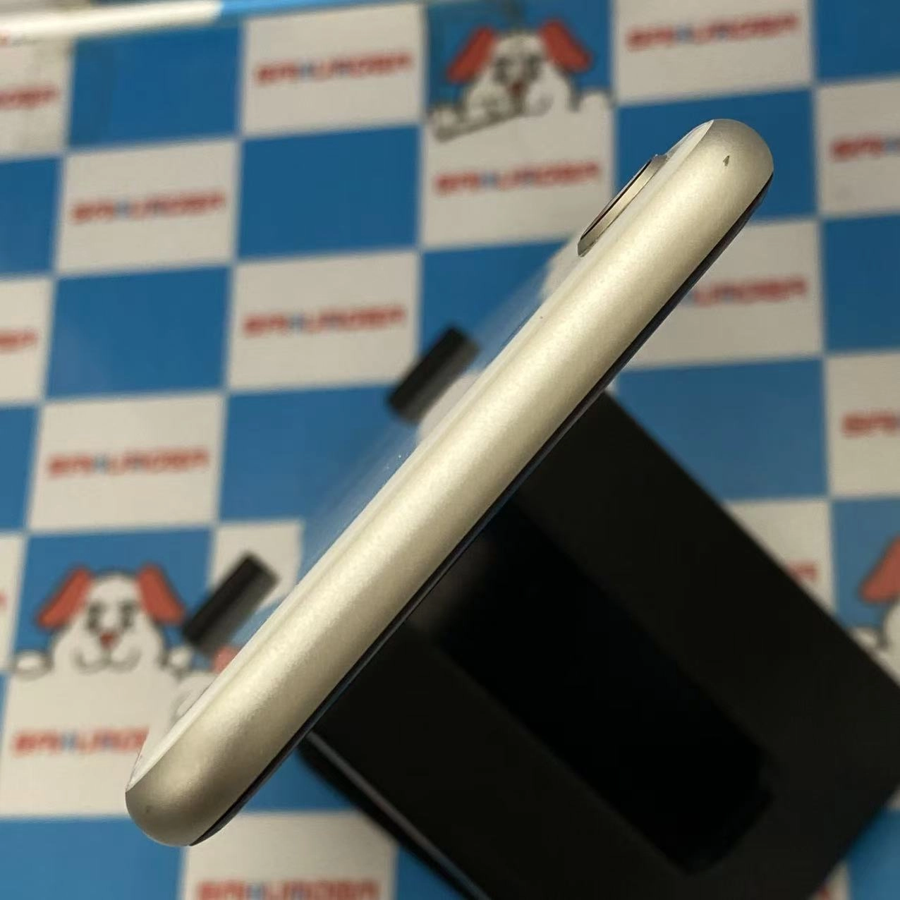 iPhoneSE 第3世代 64GB スターライト MMYD3J/A docomo版SIMフリー