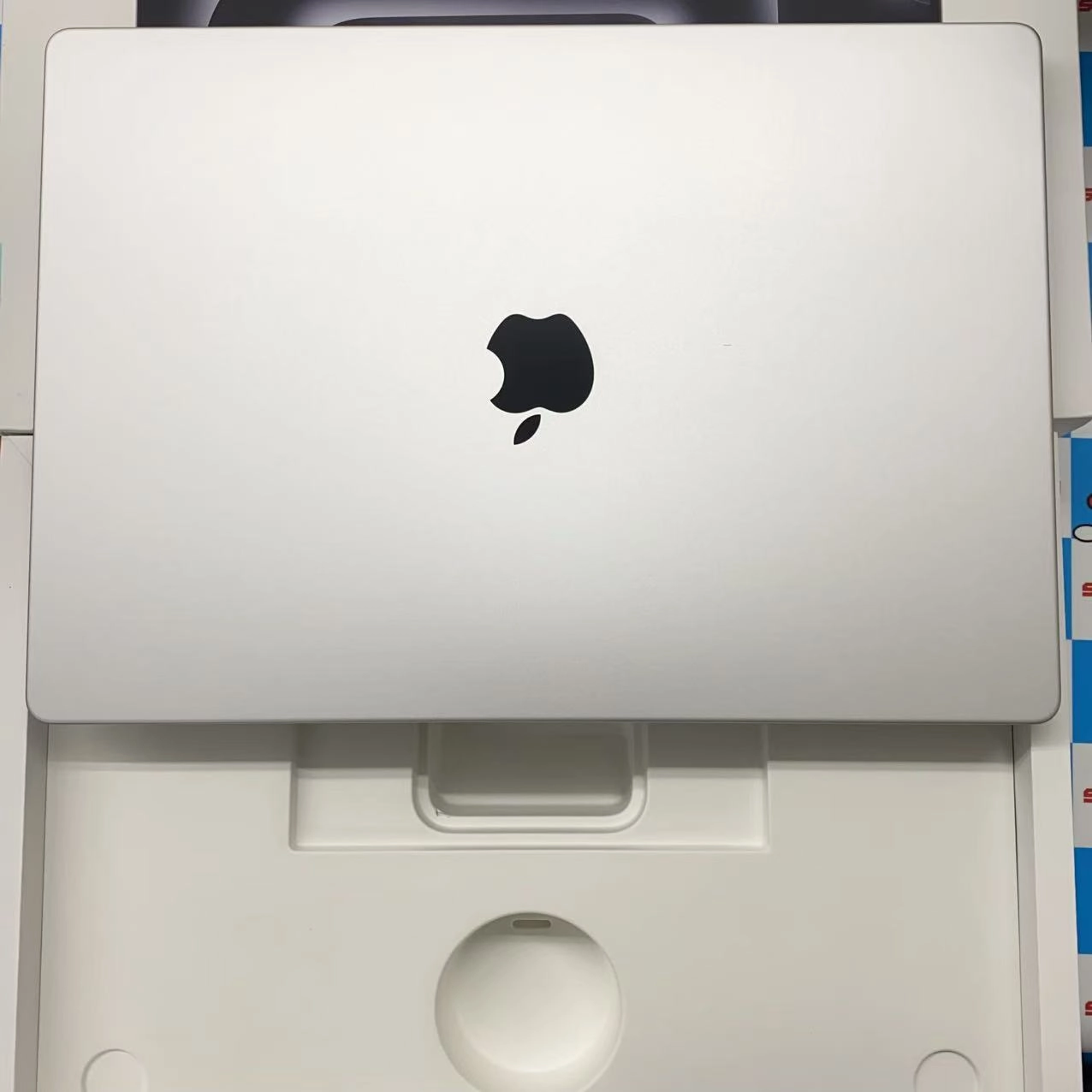 MacBook Pro 16インチ Late2024 Apple M4 Max(16コア) 40コアGPU 128GB/4TB シルバー Z1FS001EHJ/A 新品同様
