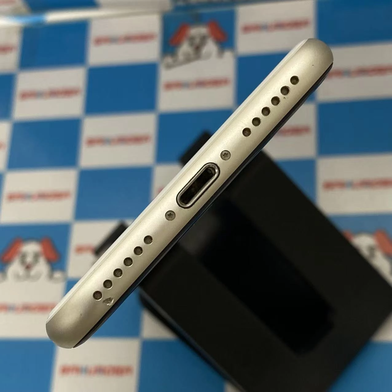 iPhoneSE 第3世代 64GB スターライト MMYD3J/A AU版SIMフリー