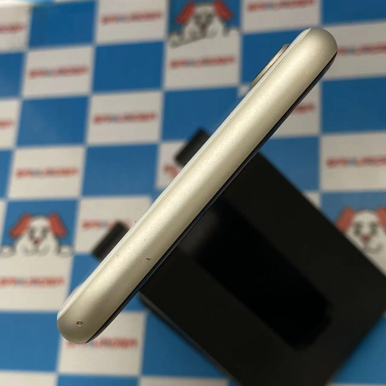 iPhoneSE 第3世代 64GB スターライト MMYD3J/A AU版SIMフリー